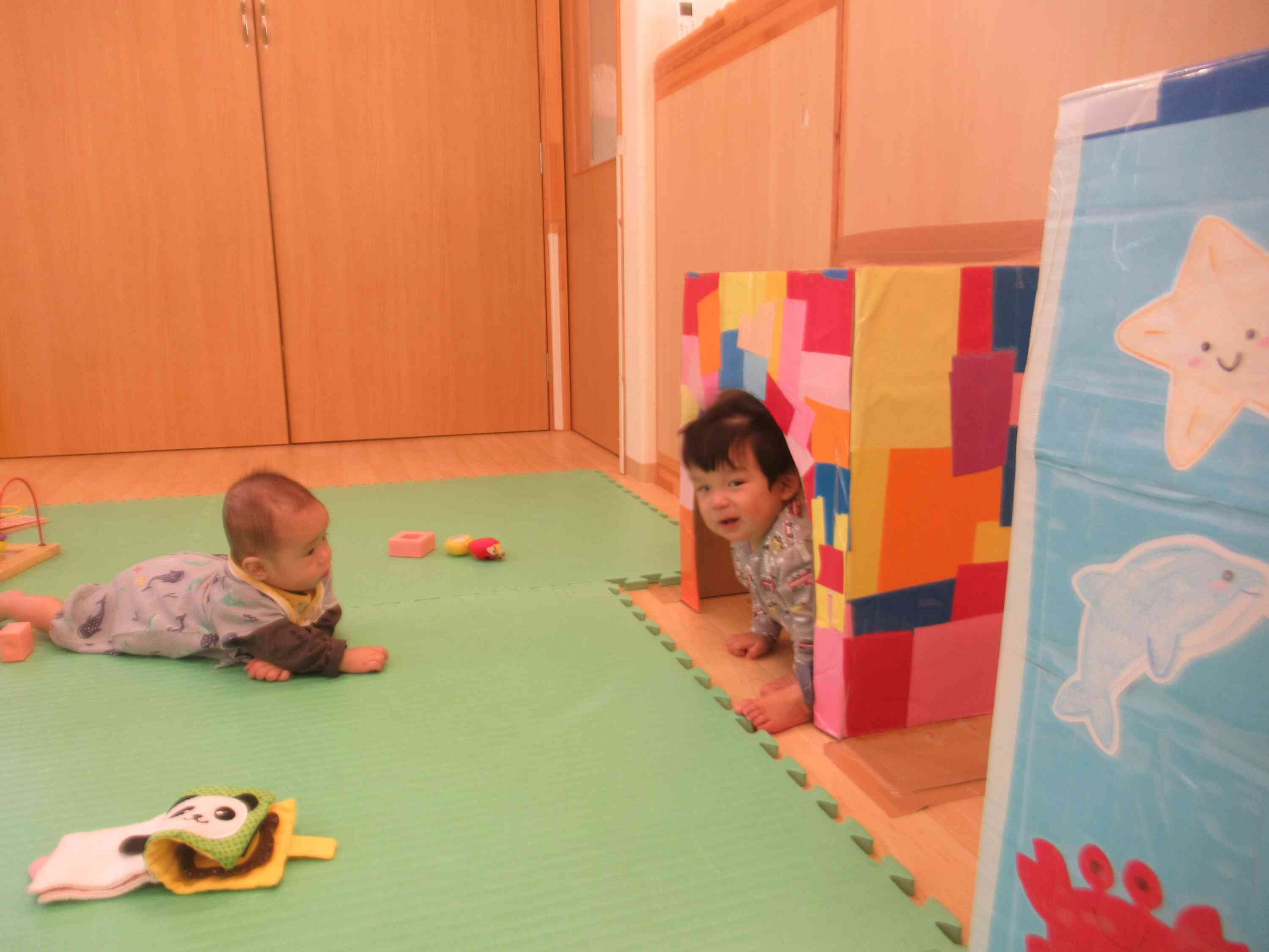 お友だちに興味津々☆トンネルからばあ！