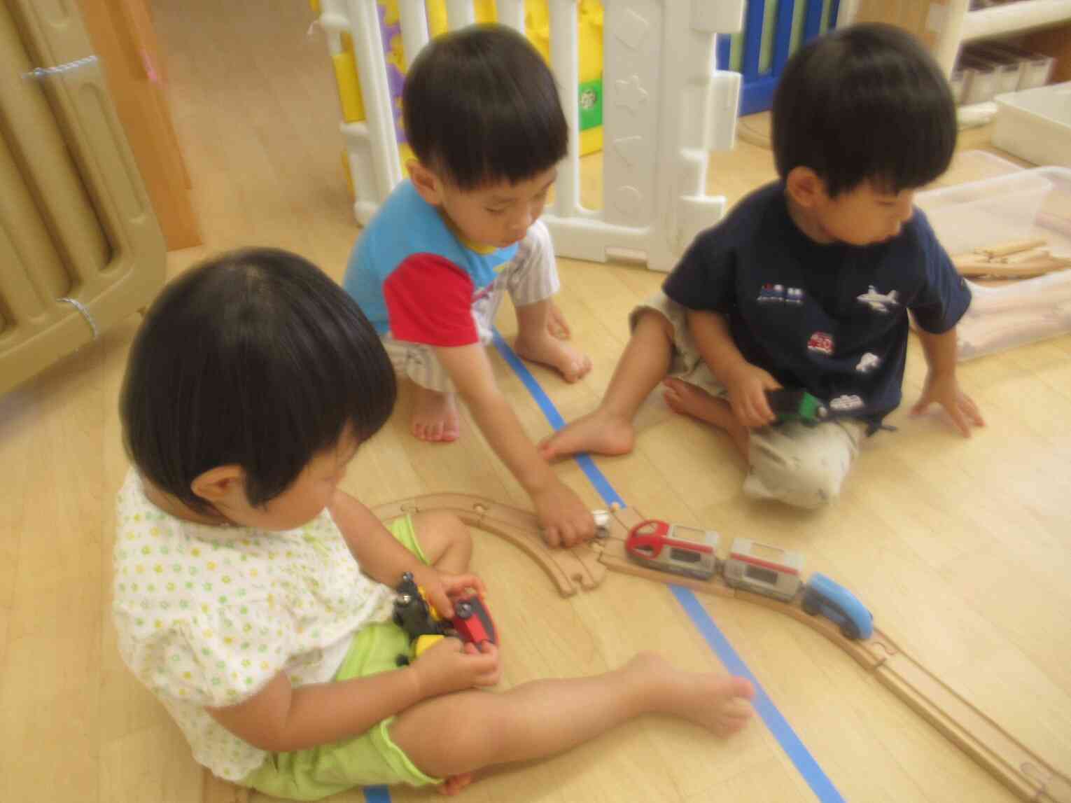 みんなで一緒に線路を作るよ♪