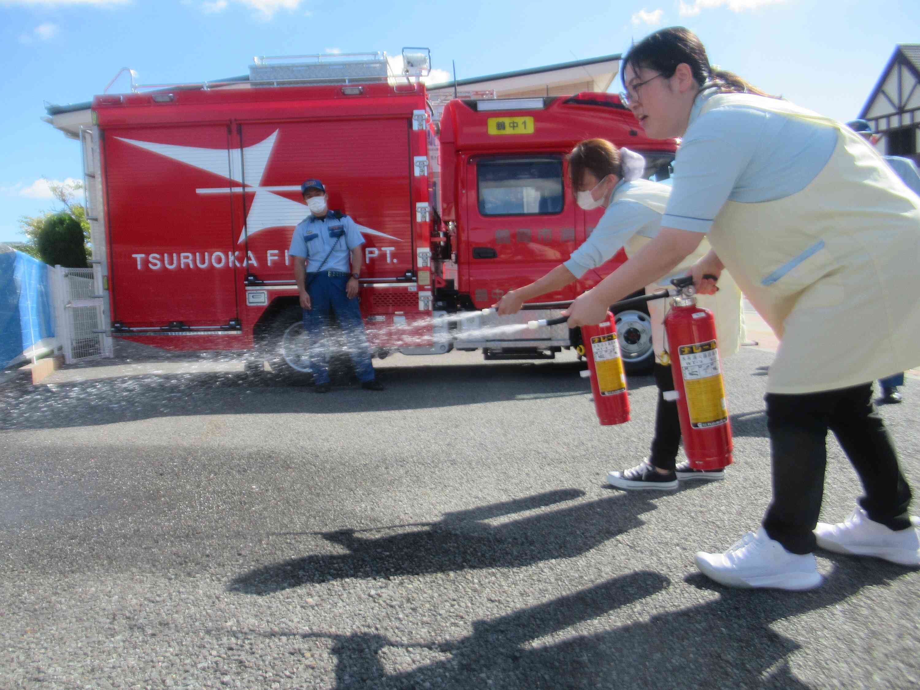 職員の消火訓練も行いました。