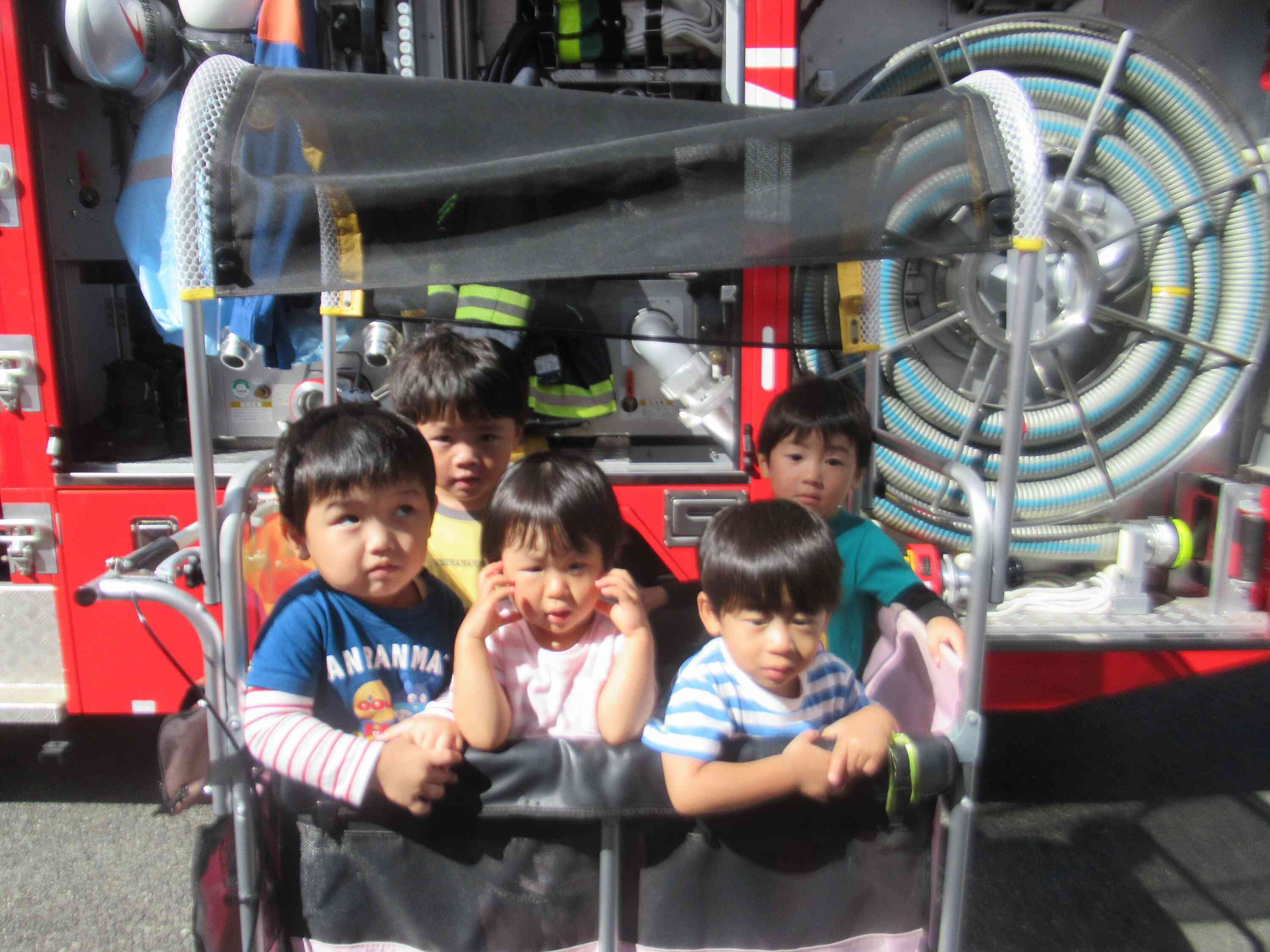 消防車と一緒にはい、ポーズ☆