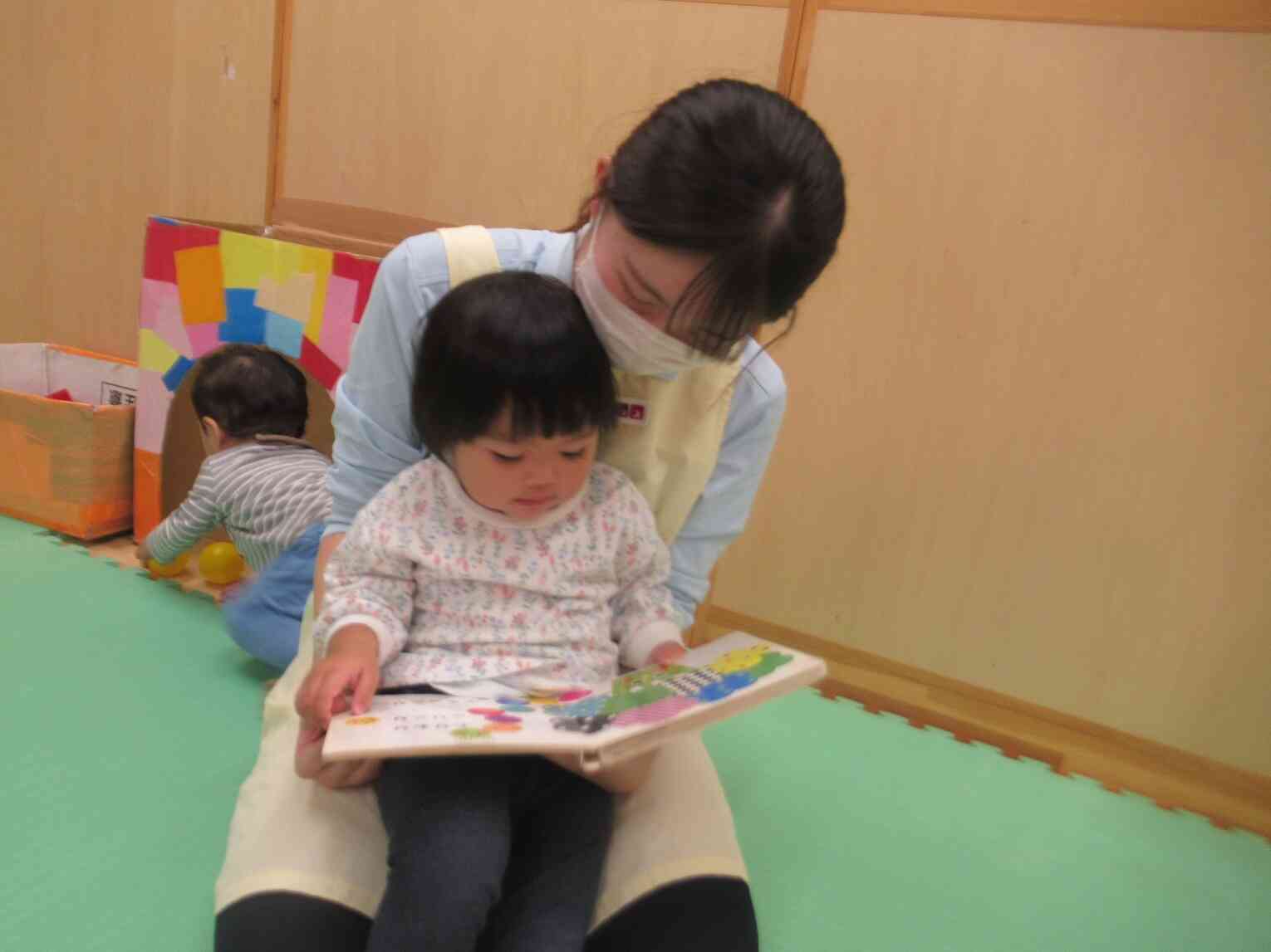 絵本をじっくり眺めていました！