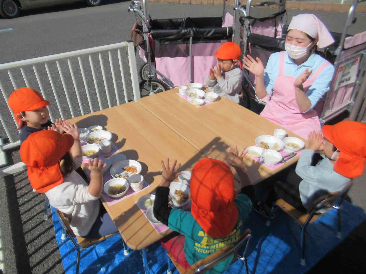 お外で給食を食べたよ★