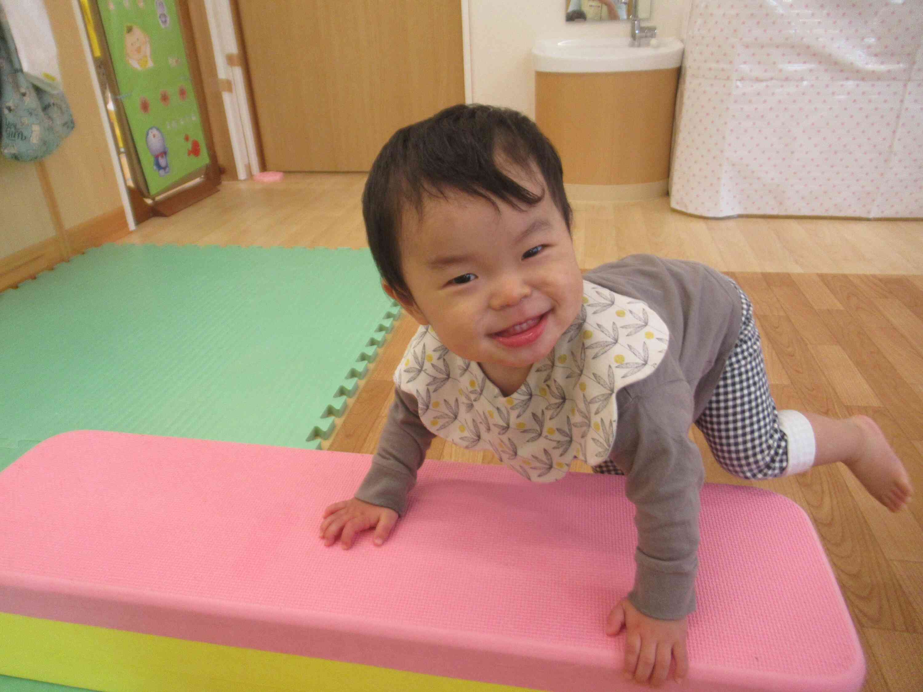 僕は、平均台も登れるよ!