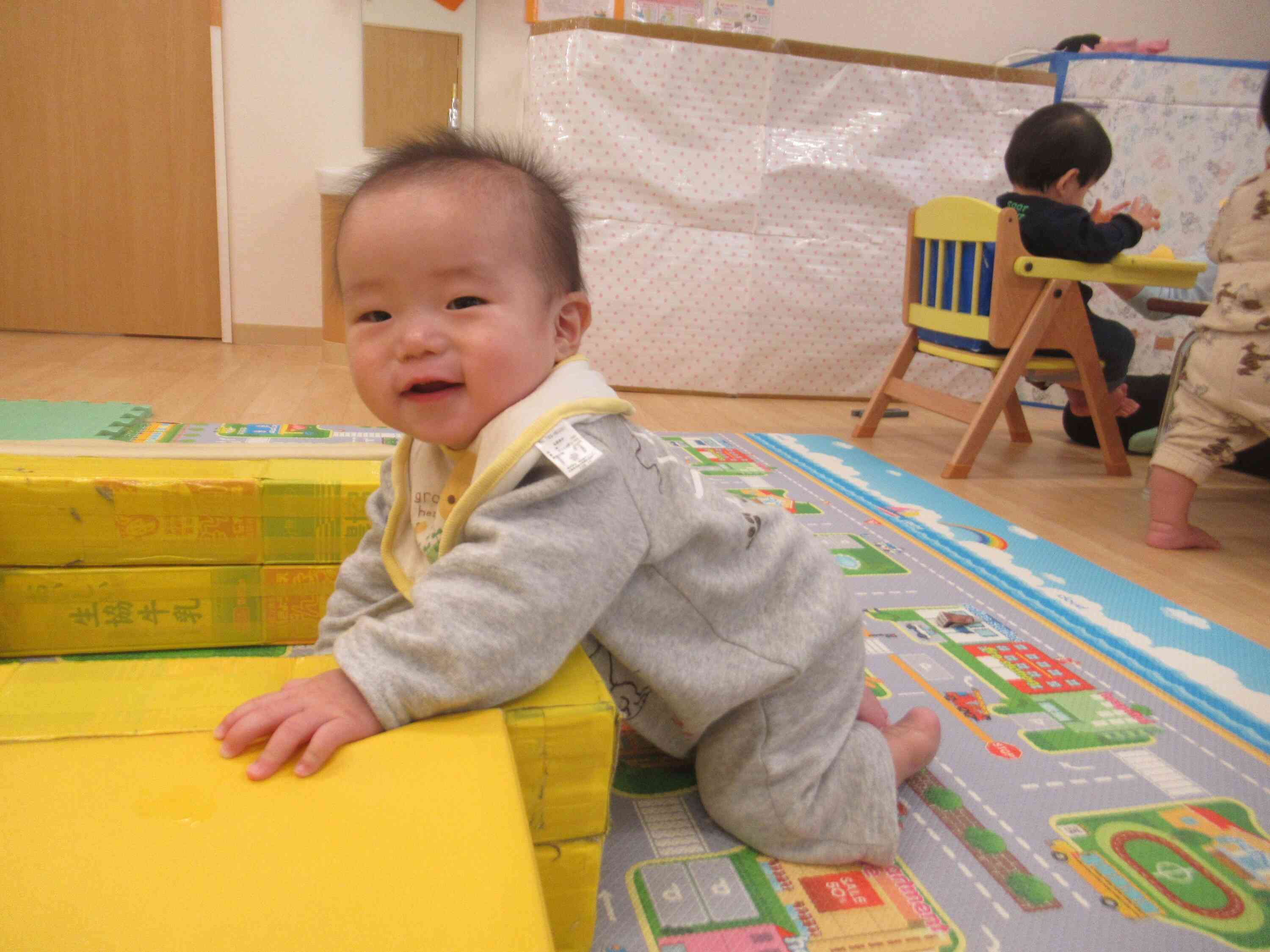 つかまり立ちももうすぐかな？