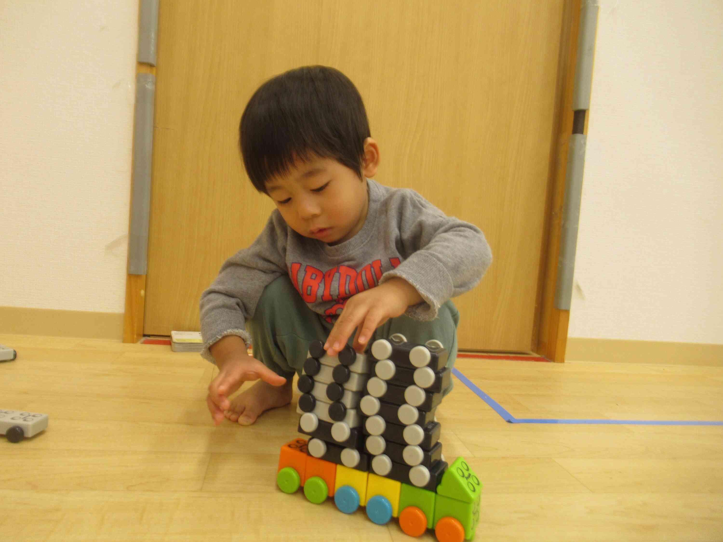 タイヤを落とさないように、たくさん積んで…