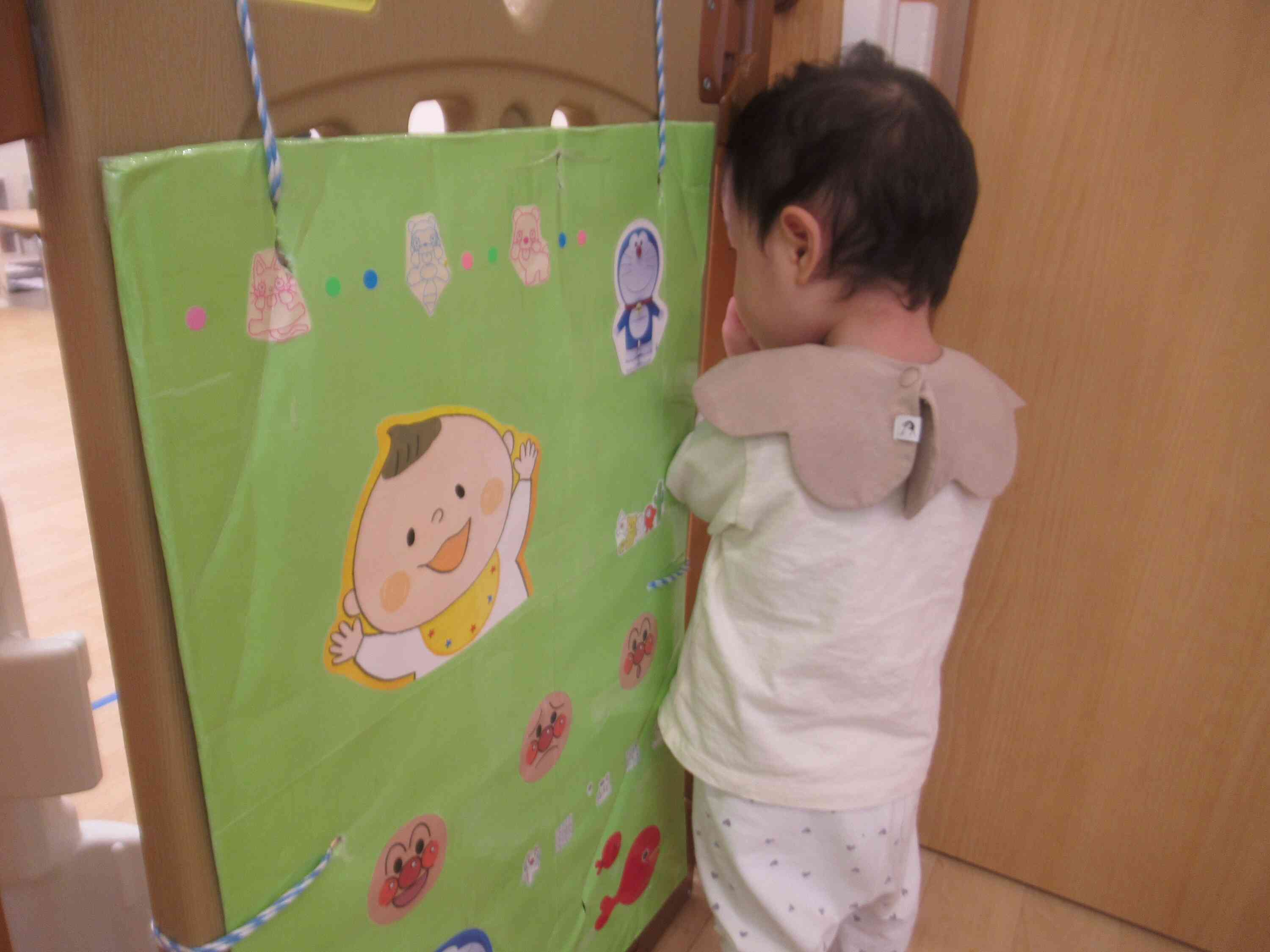 隣のお部屋で遊んでいるお友だちが気になる様子☆