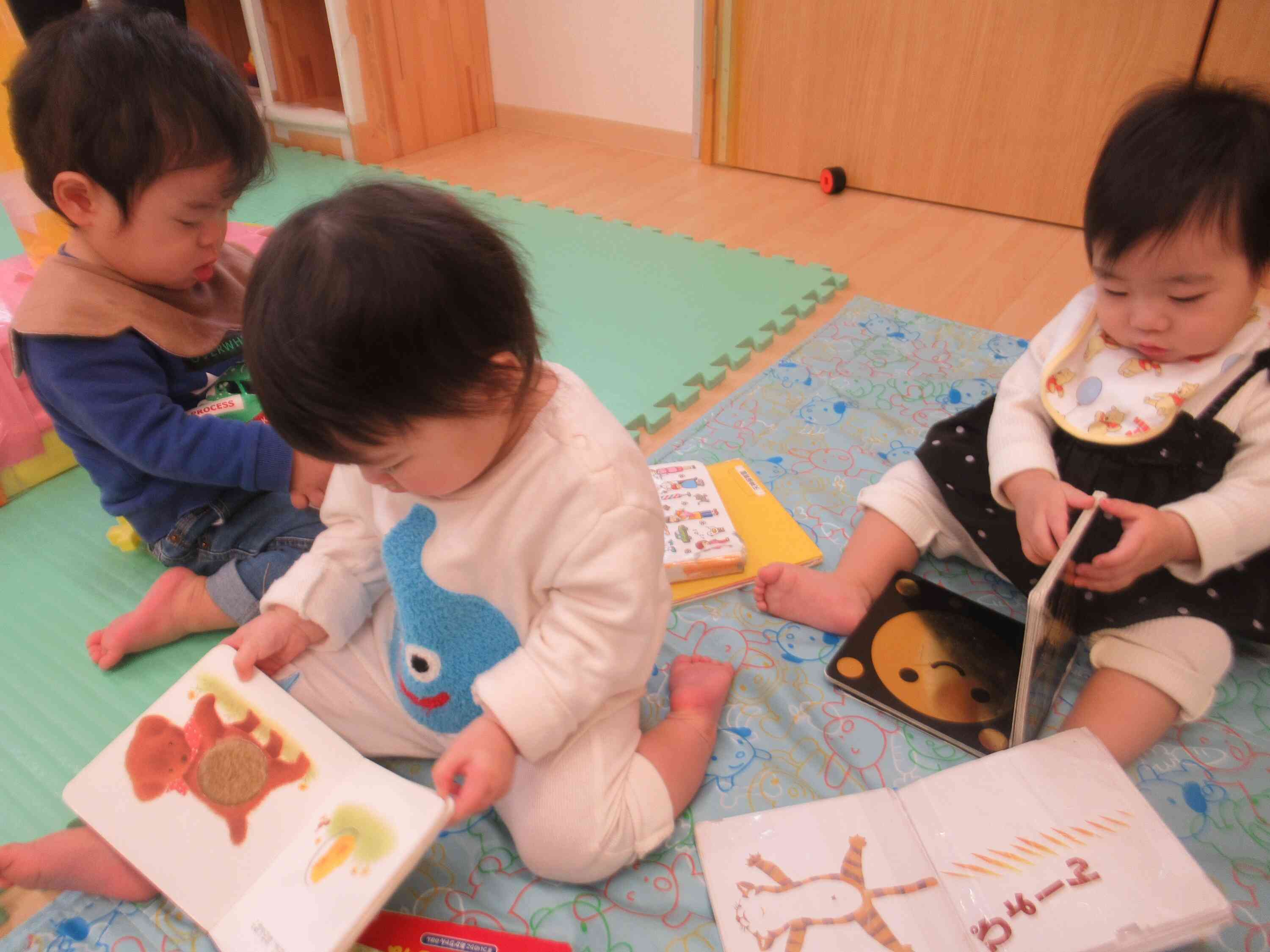絵本が大好きなひよこ組さん。あたり一面には絵本が沢山！