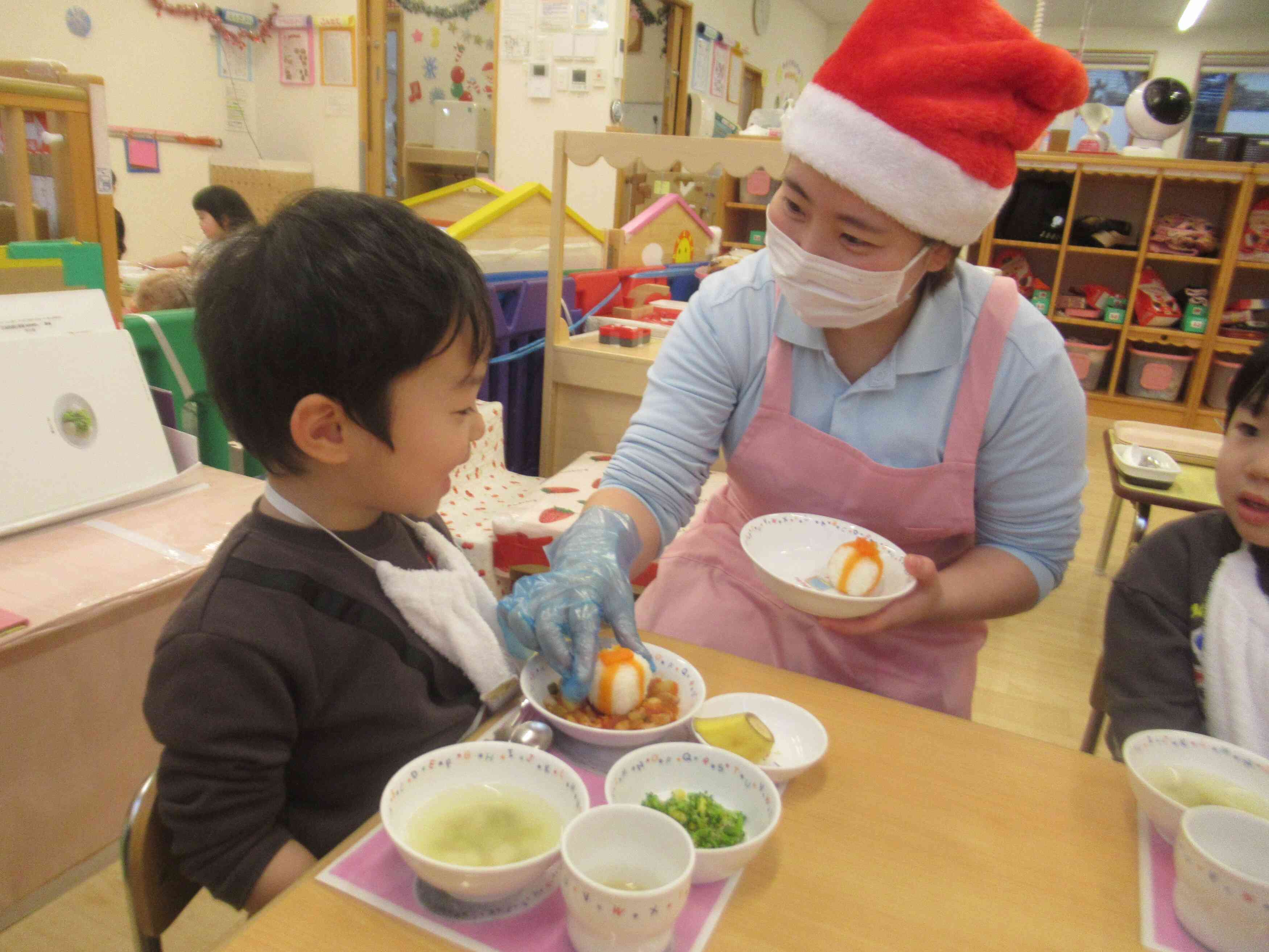 給食はプレゼント型のカレーでした!