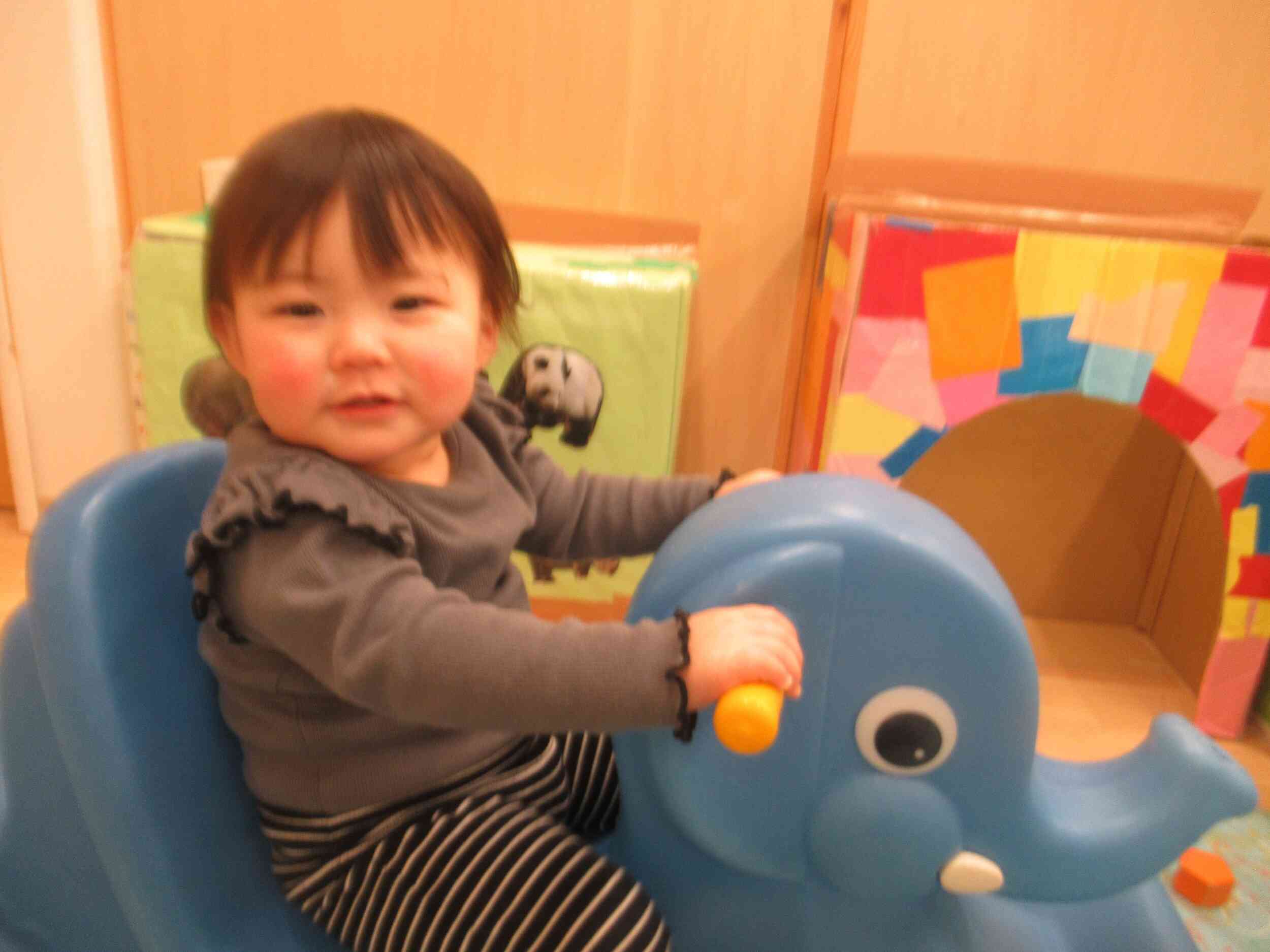 お気に入りのゾウさんに乗ってにっこり☆