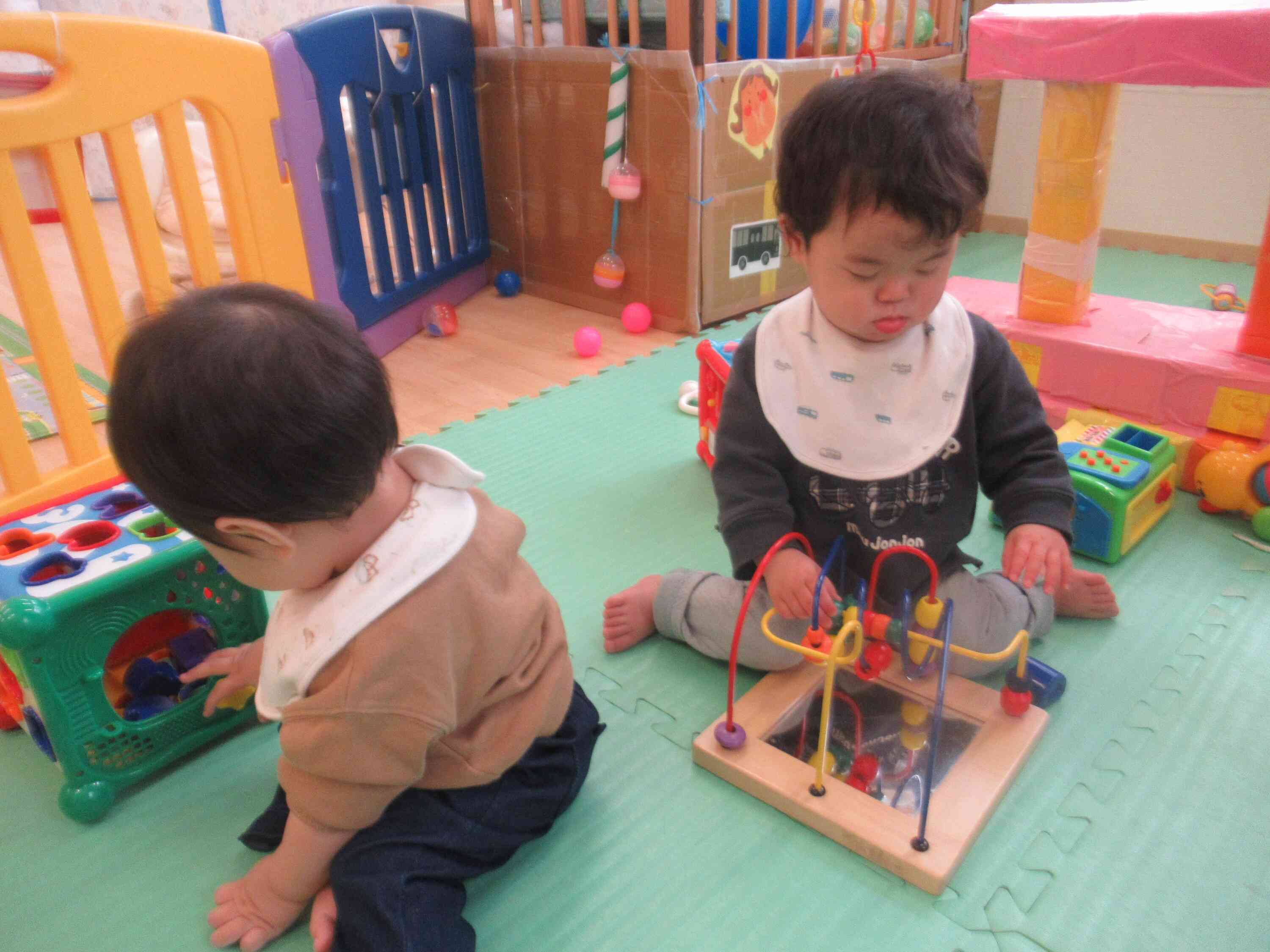 いろいろな知育玩具に興味津々!