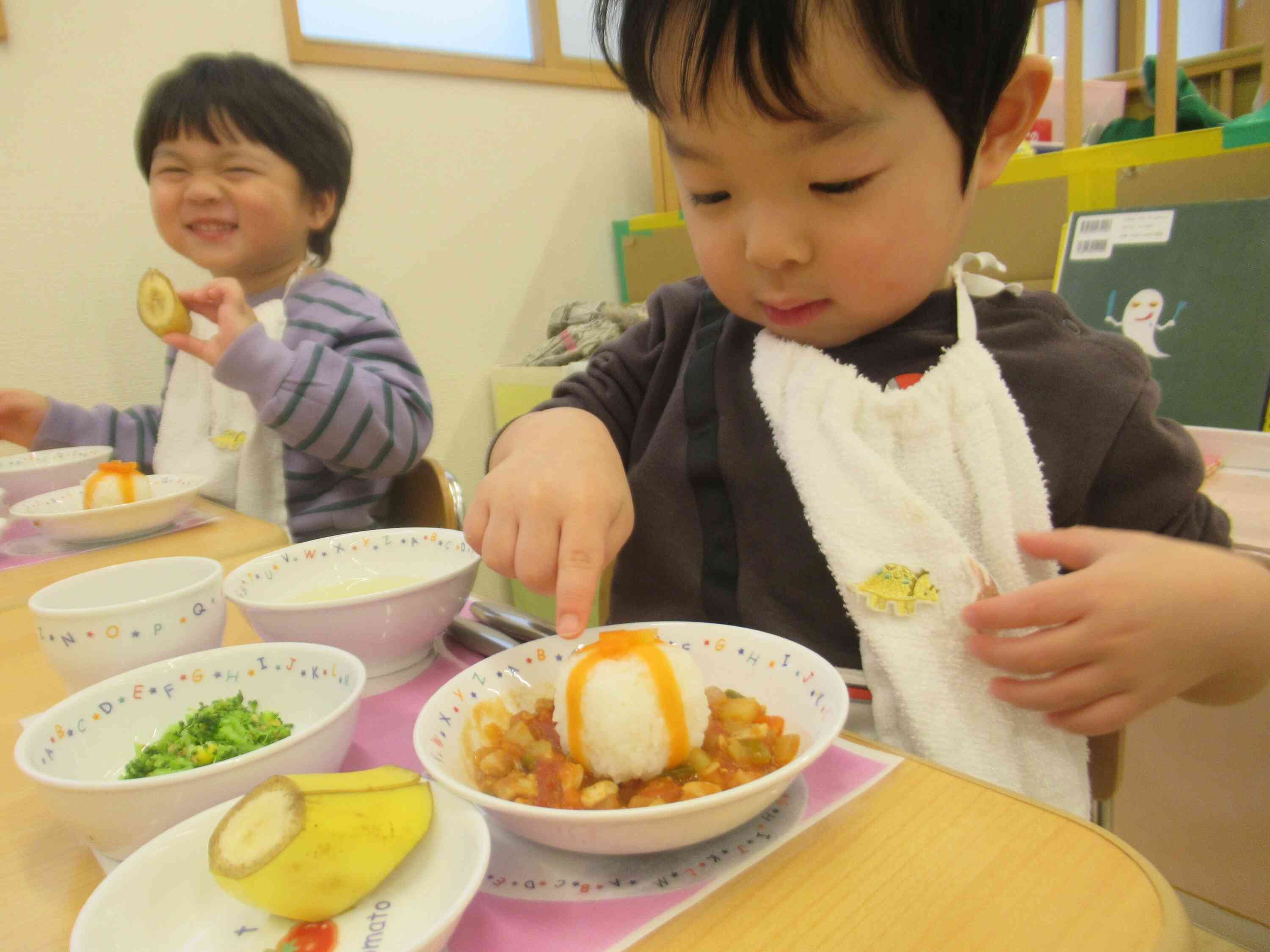 給食はプレゼントの形のカレーだ！
