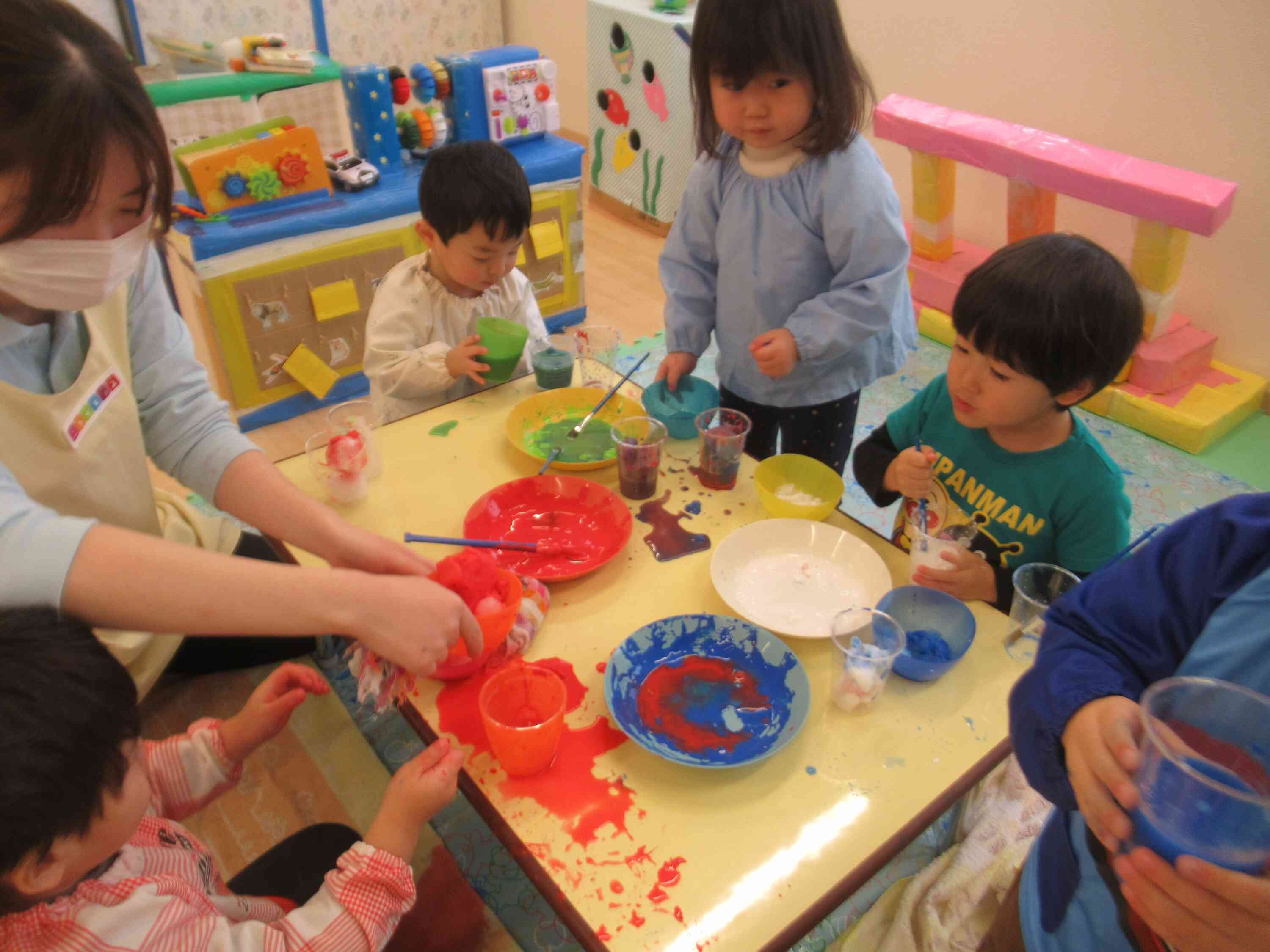 雪と絵の具を使って、おもいっきり遊んだよ！