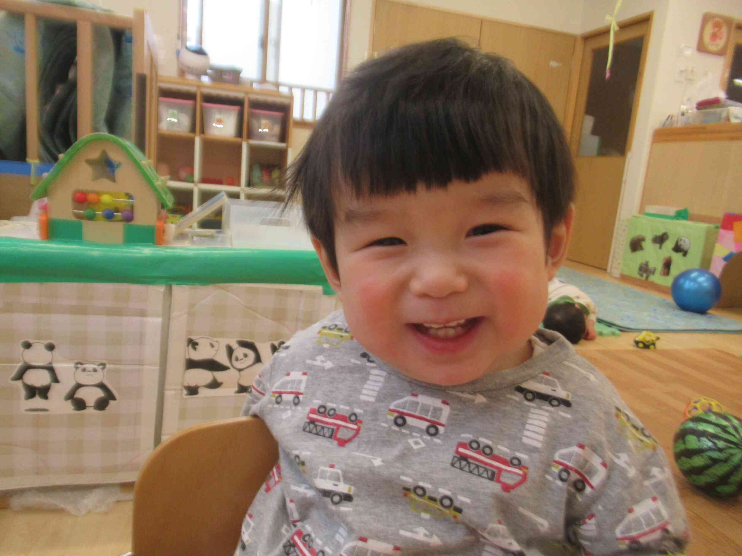 大好きな先生を見つけて満面の笑み!