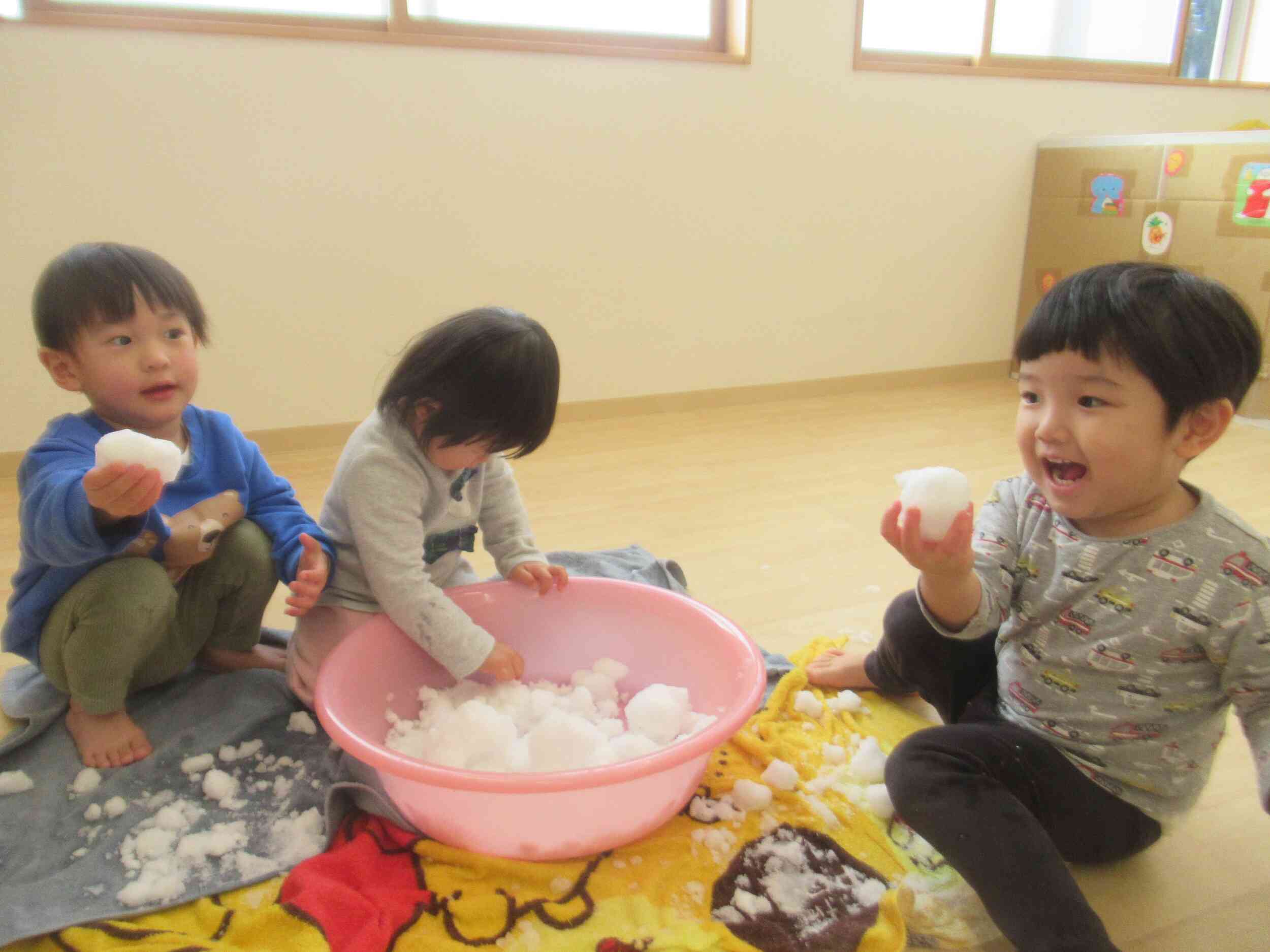 お部屋でも雪遊びを満喫中。綺麗な丸が完成したよ。
