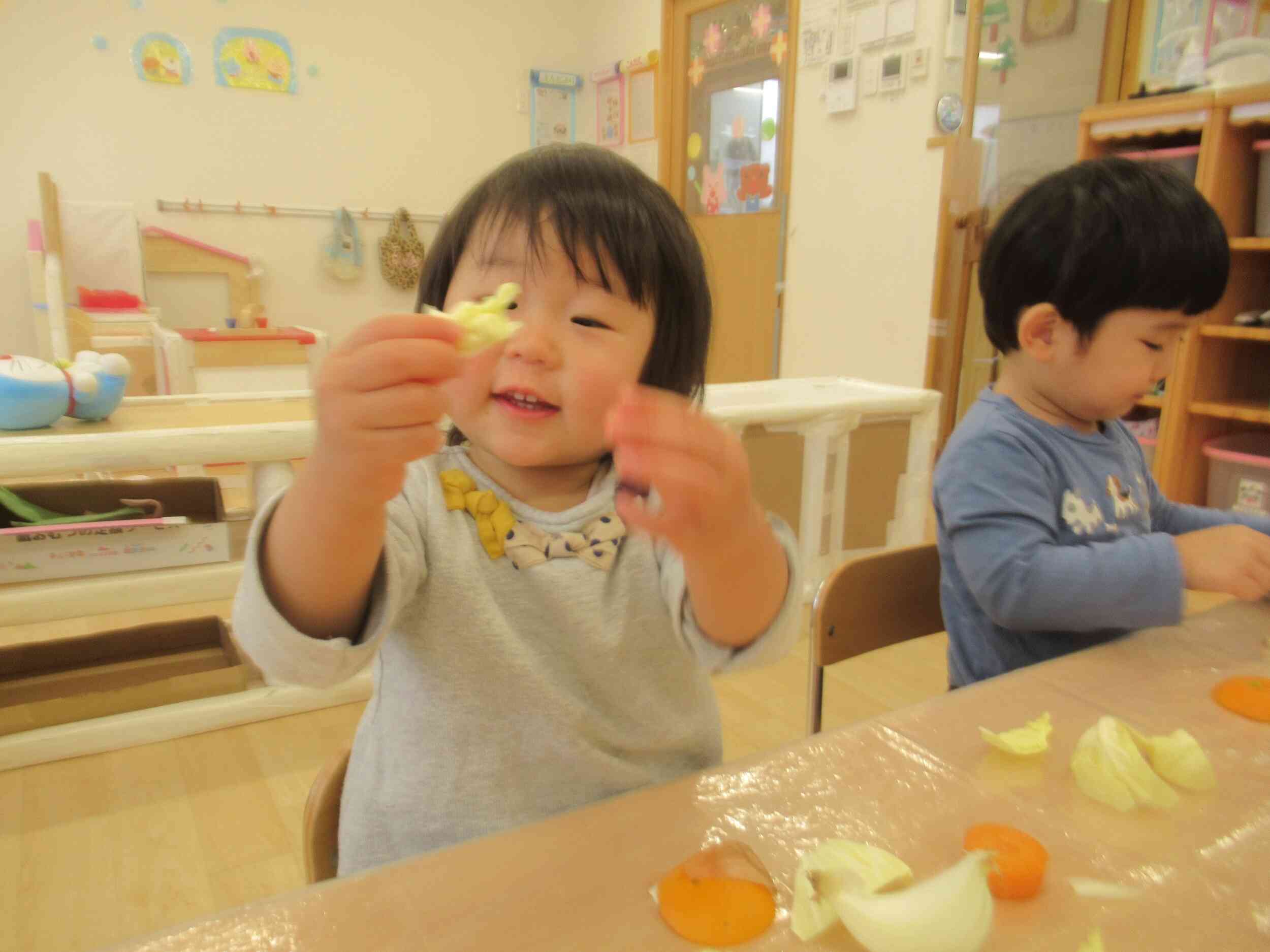 自分でお野菜ちぎれたよ!