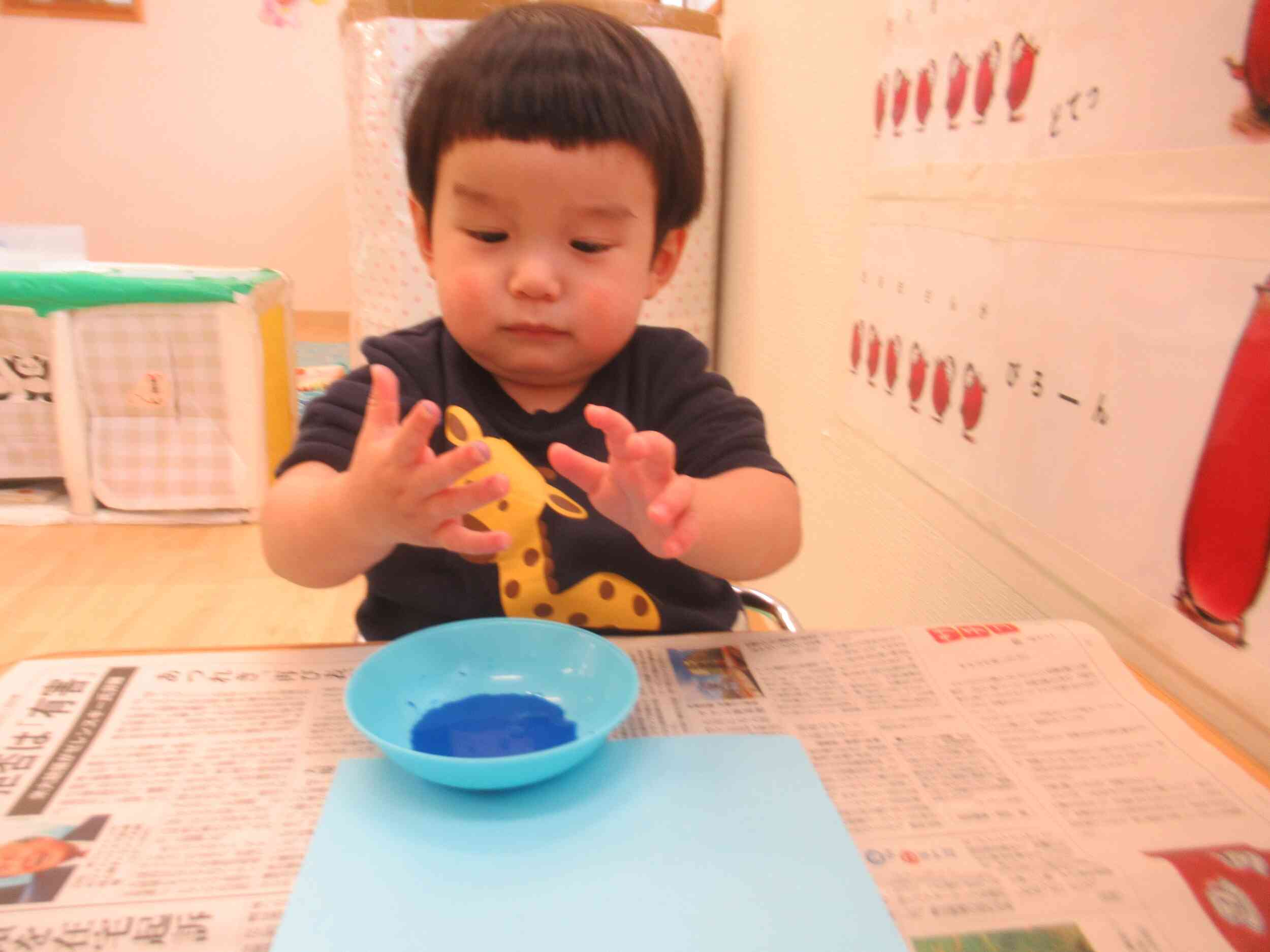 絵の具がおててについた！