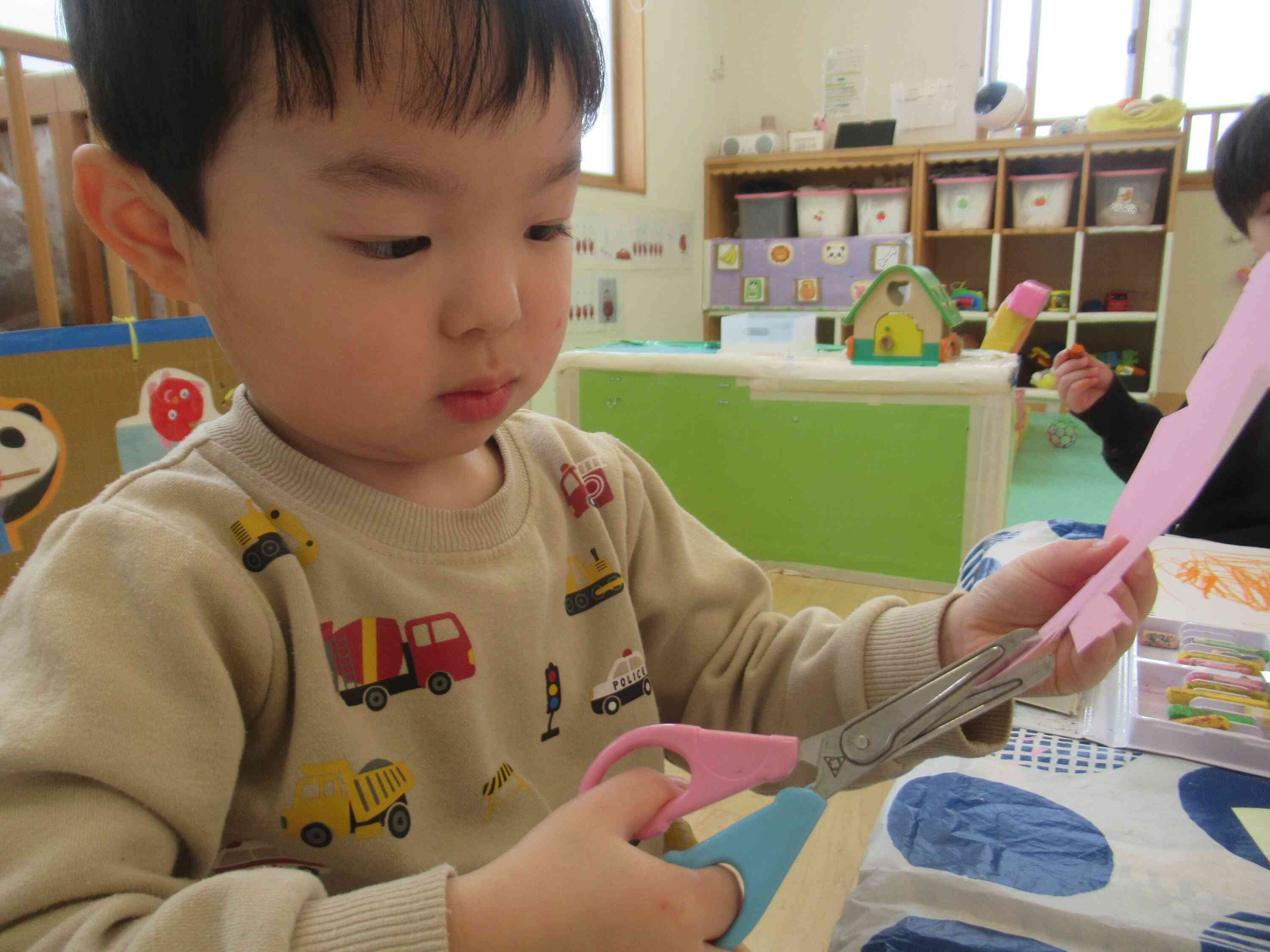 折り紙の端を切ってみると・・・