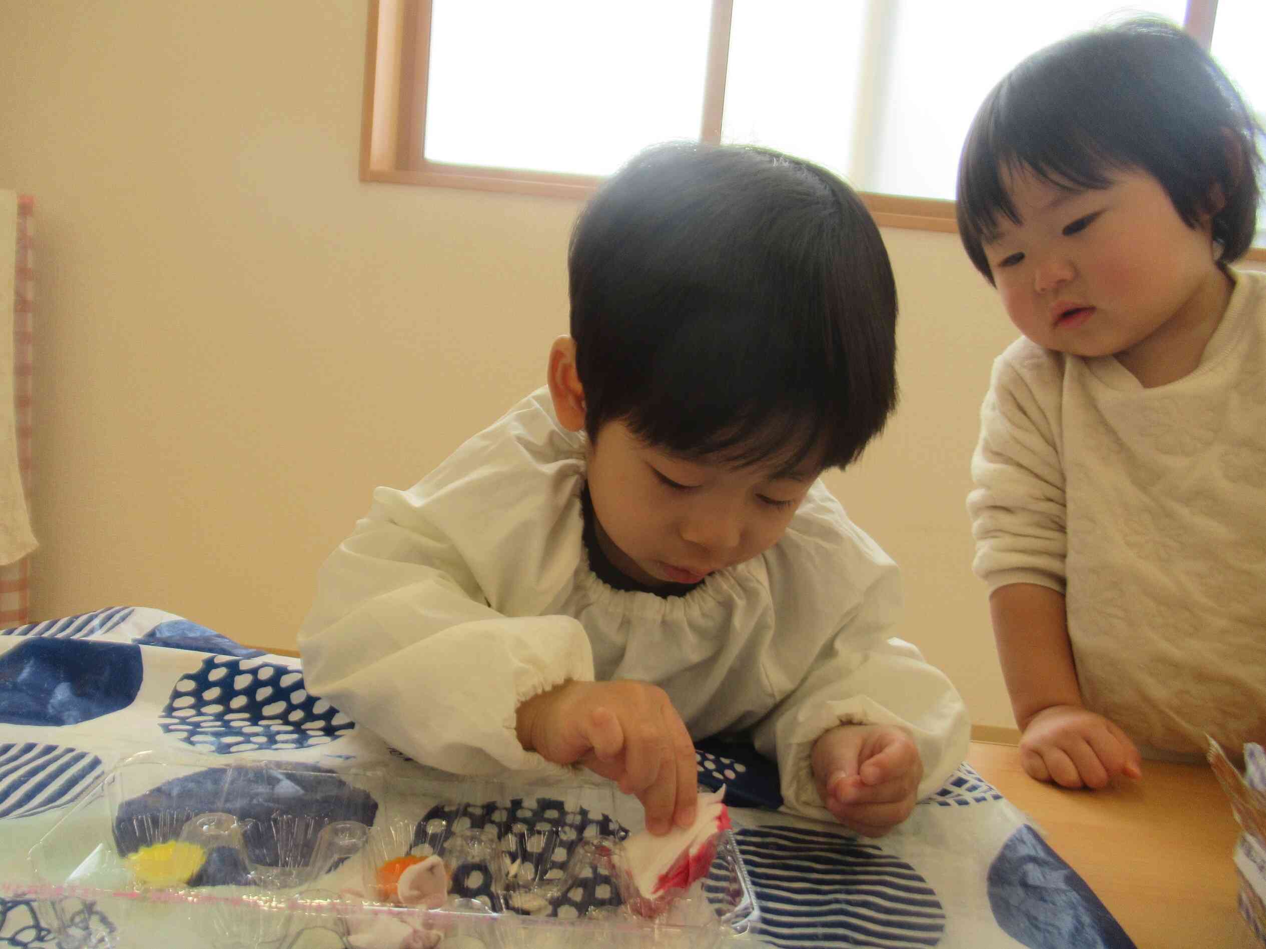 お友だちが色水遊びをする様子に興味津々！