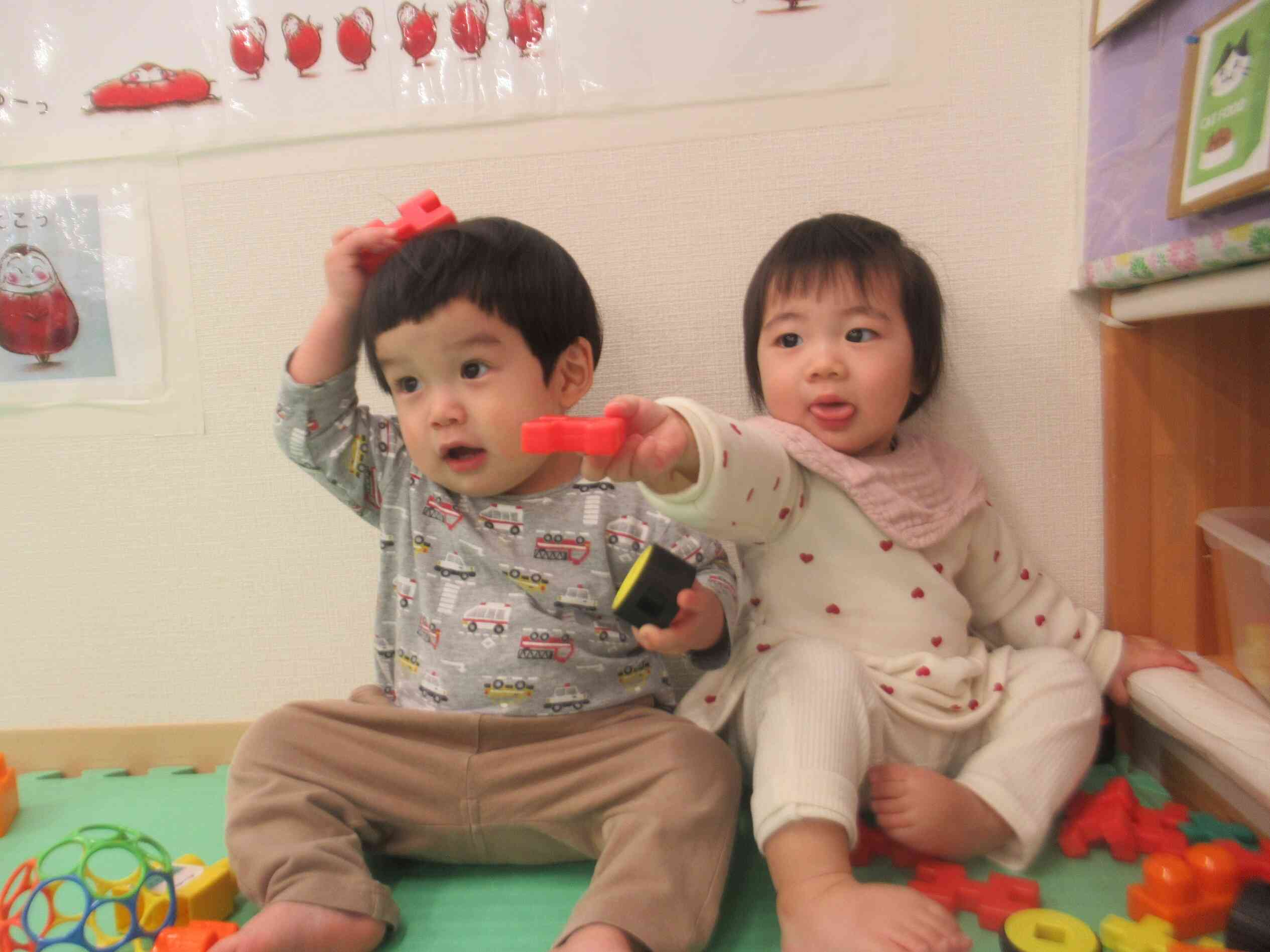 ブロック遊びに夢中♪