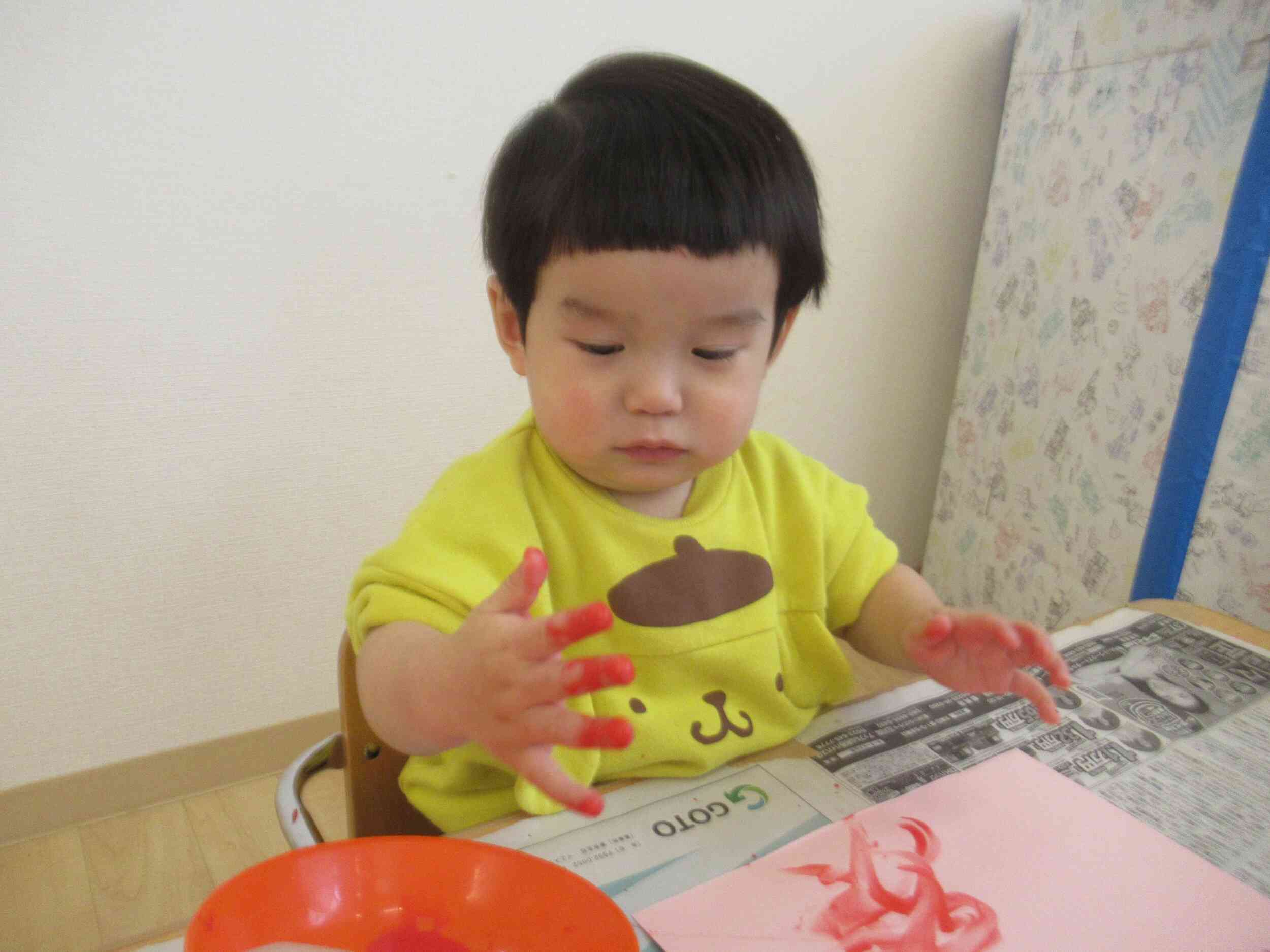 両手に赤い絵の具が付いた！