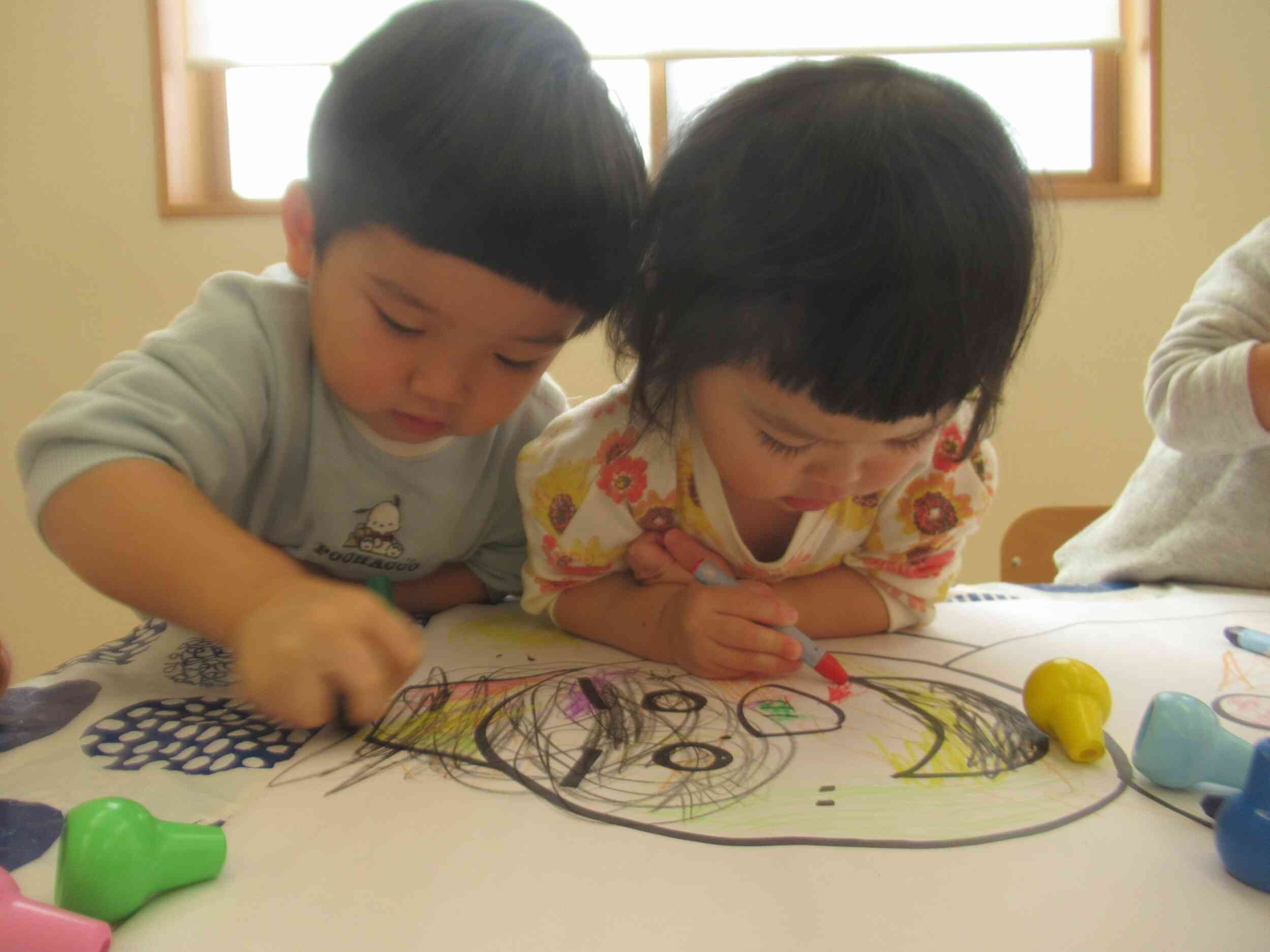 1歳児クラスには、カラフル雪だるまが完成☆