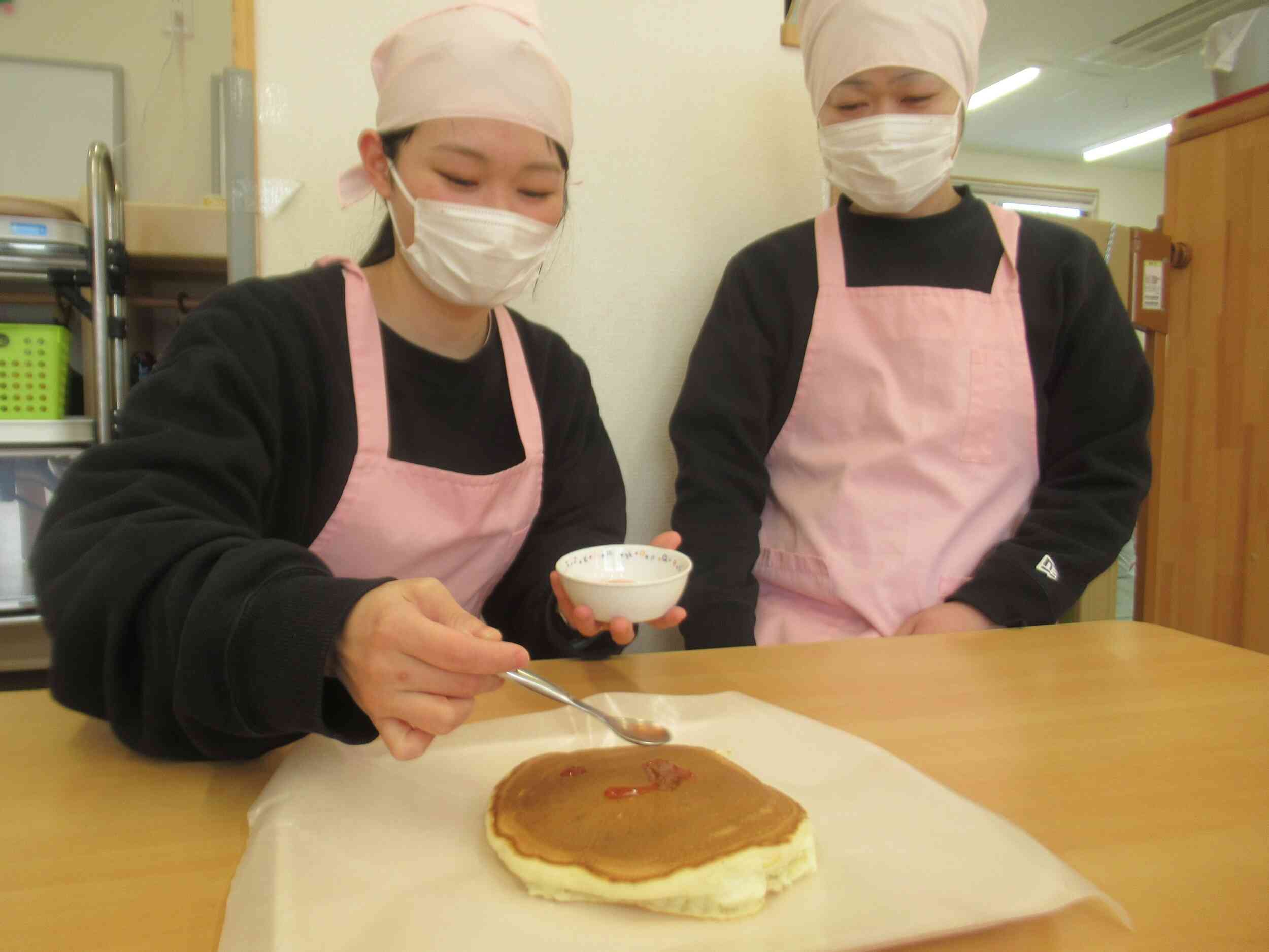 お父さん・あ母さんにおいしいソースをかけてもらいました♪