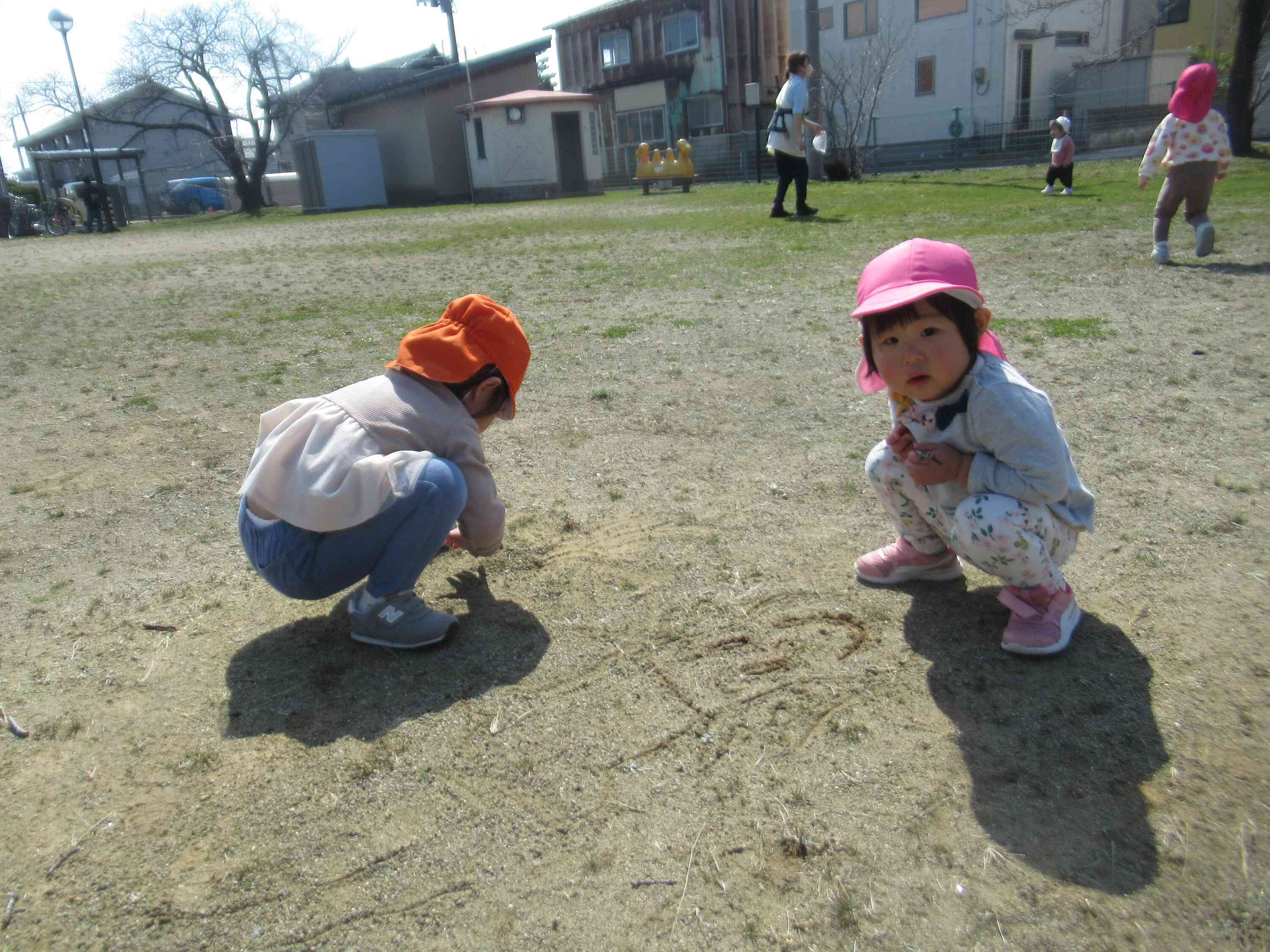 お友だちと一緒にお絵描き中…♪