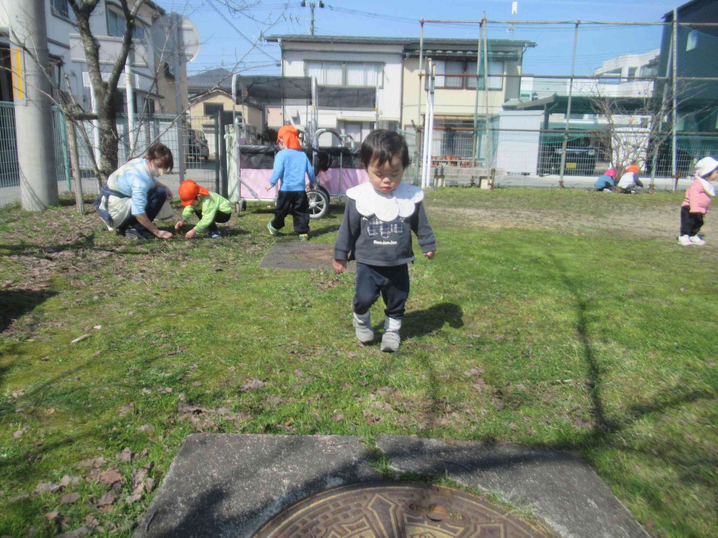 靴を履いて歩くことを楽しんでいる０歳児さん☆