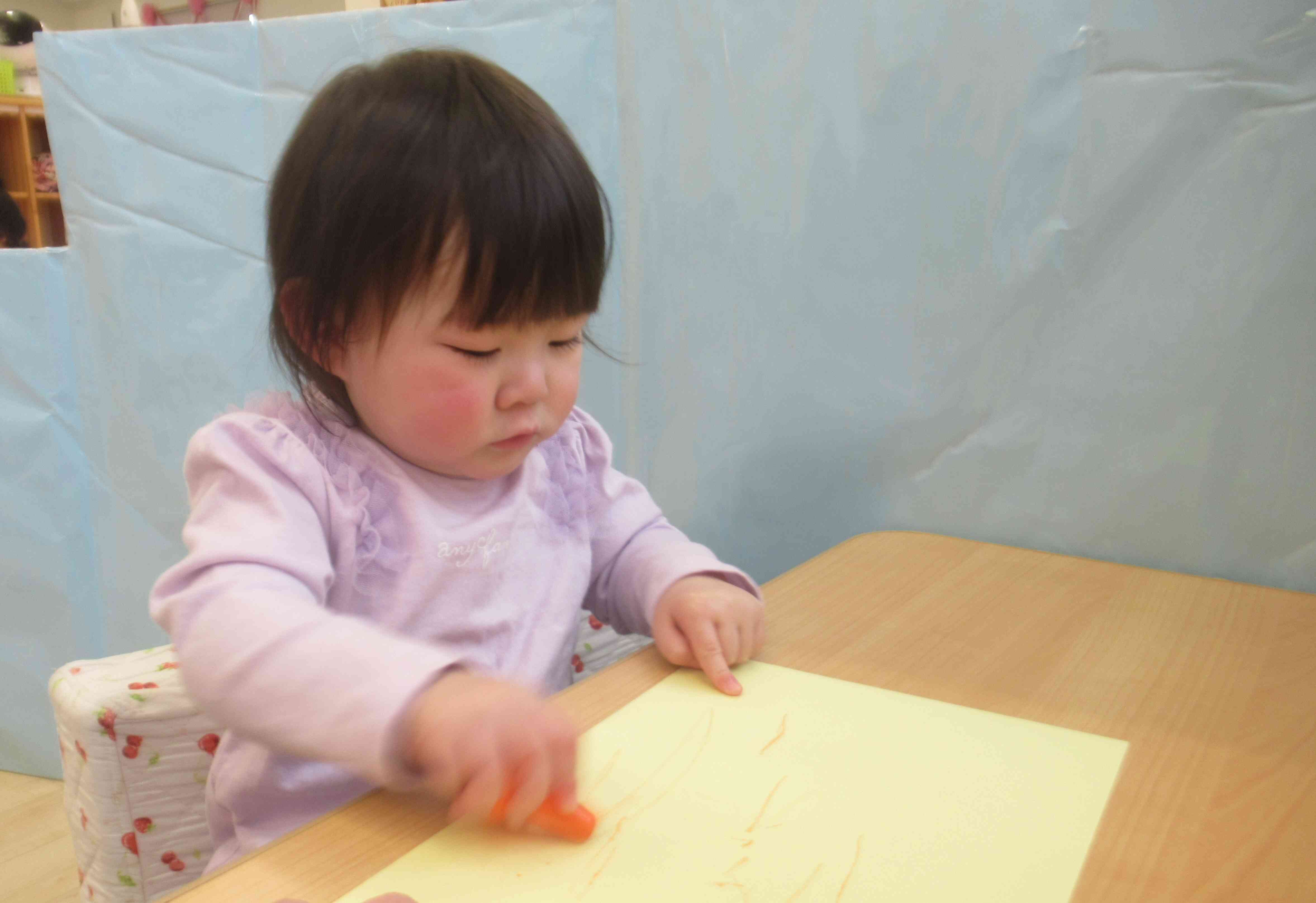 ひよこ組さんもお絵描きに夢中です☆