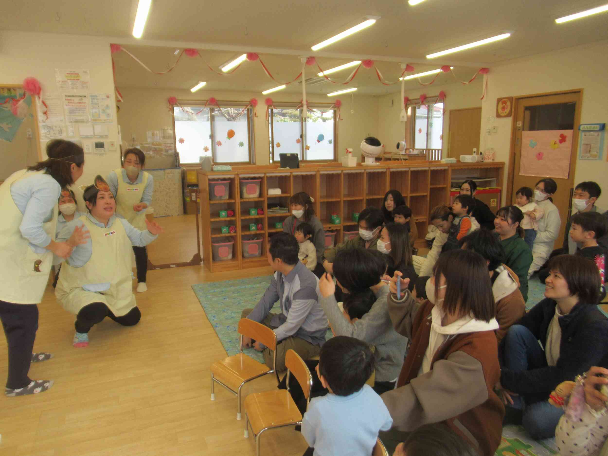 職員の劇の発表!お別れする子どもたちになりきって演じました♪