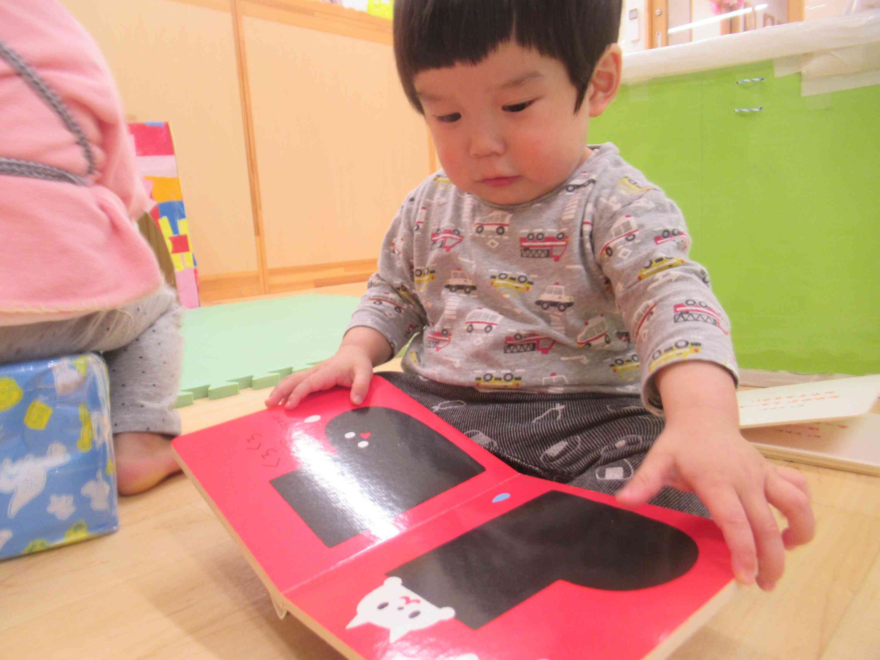 お散歩の後はお部屋でゆっくり絵本タイム♪