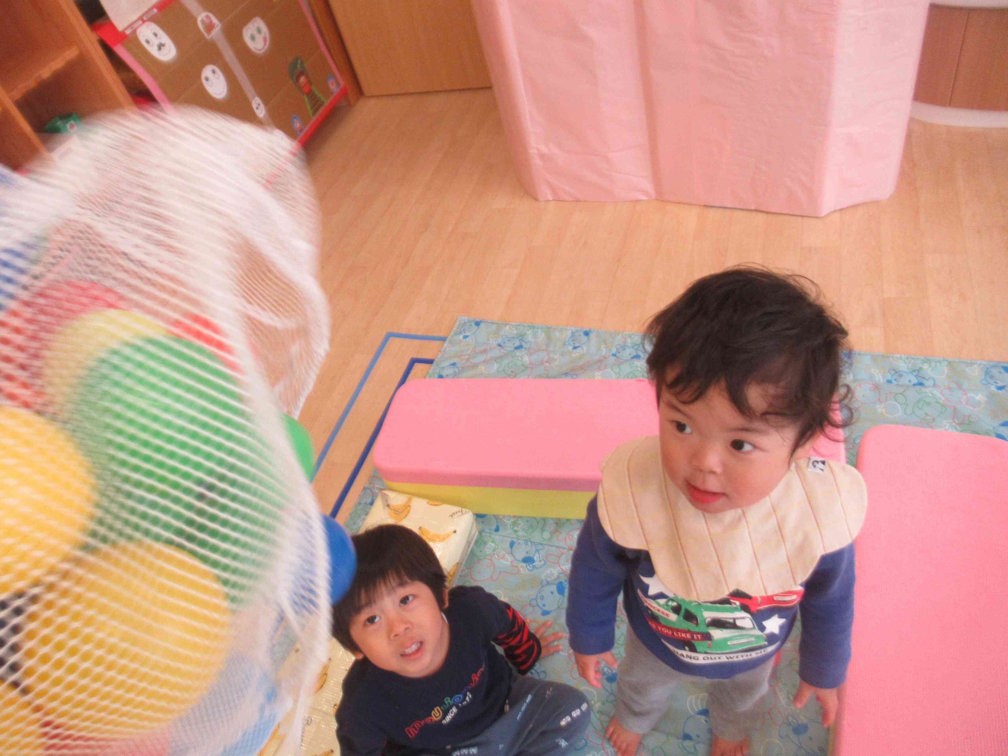 仲良くボール遊び