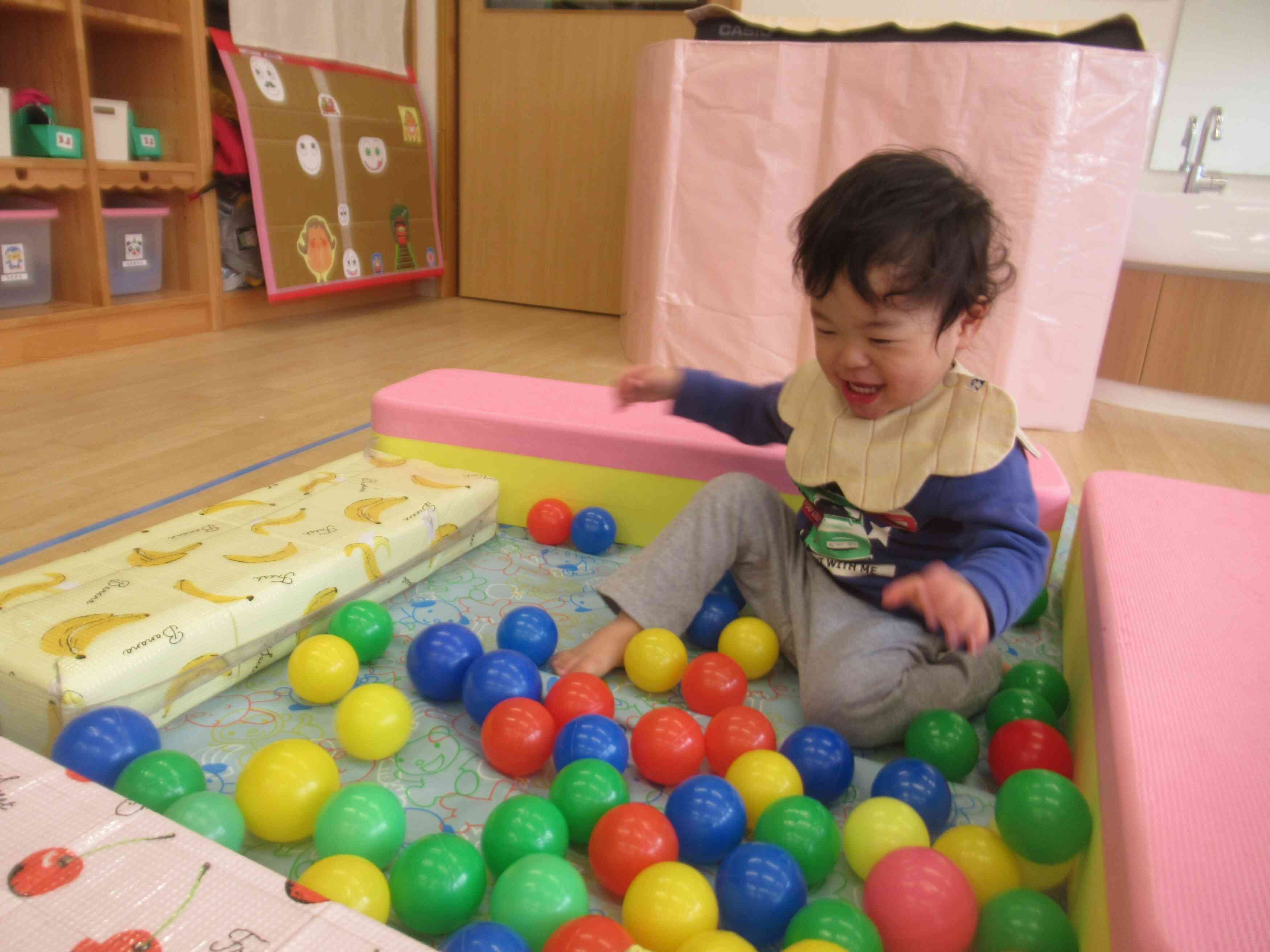 ボールプール楽しいな♪