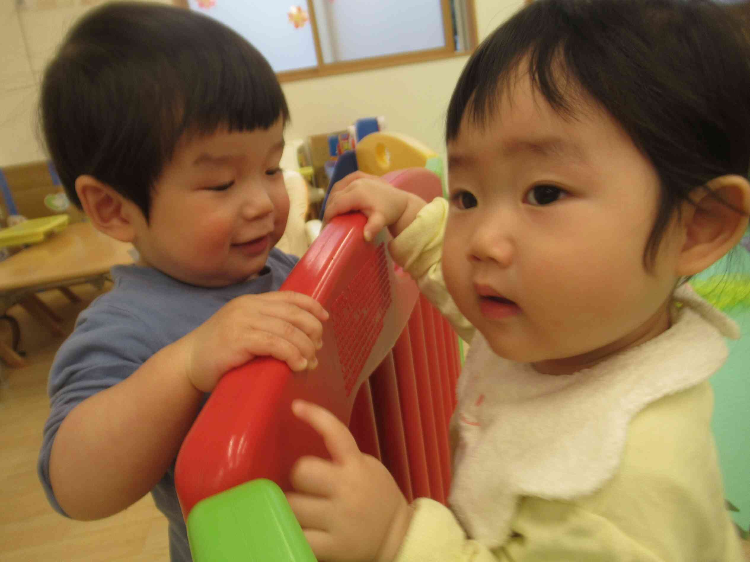 お友だちに興味津々♬