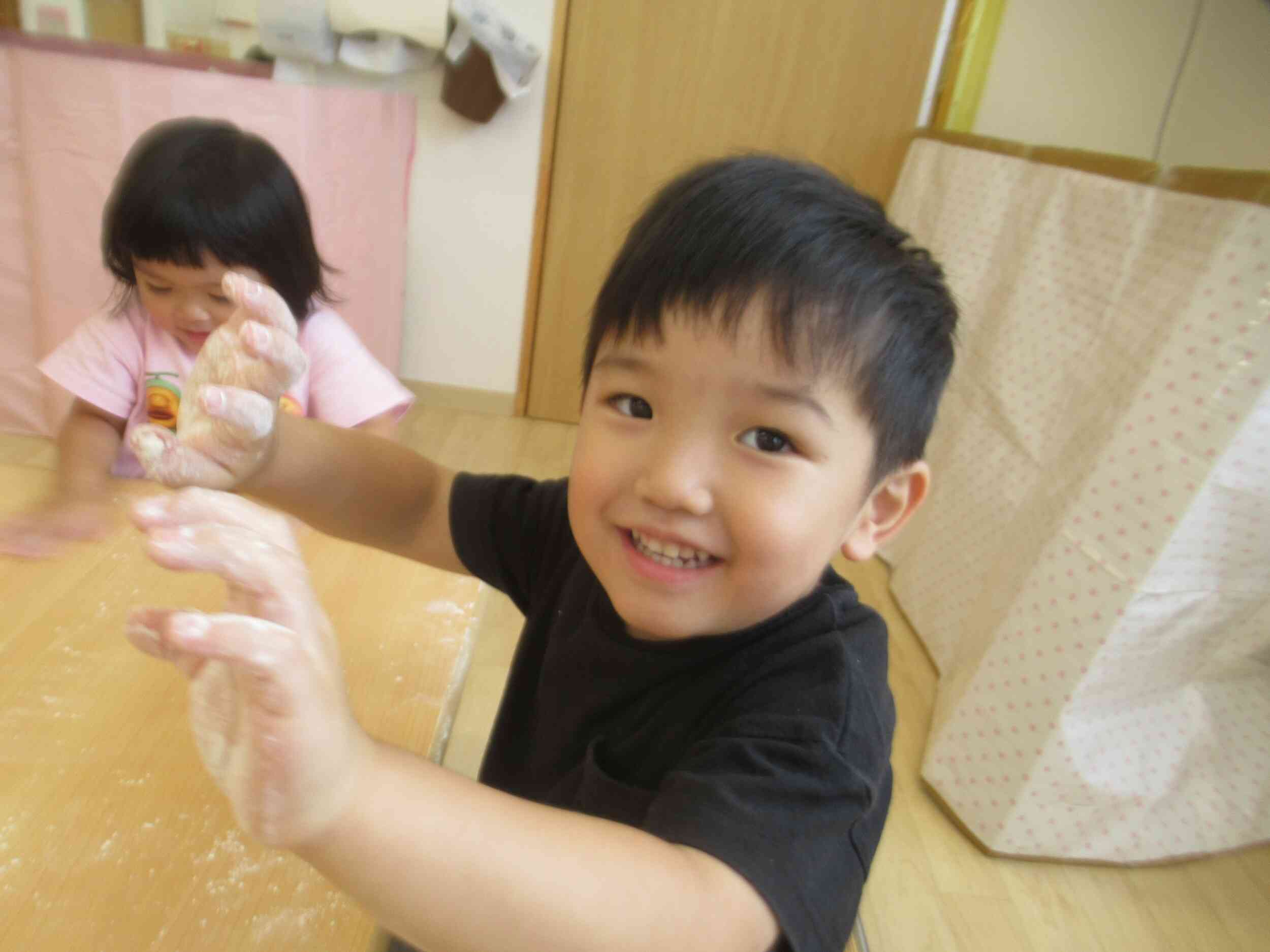 みて！手が小麦粉だらけ！