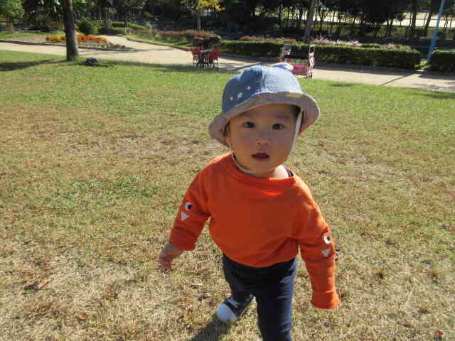 ひよこ組（0歳児）のお友達。たくさん歩きました。いい笑顔。
