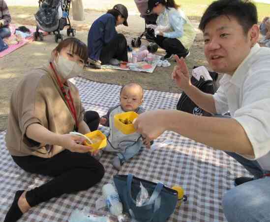 ひよこ組のお友達（0歳児）は離乳食をパクパク食べました。