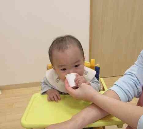 ひよこ組（0歳児）のお友達も飲んでみました。