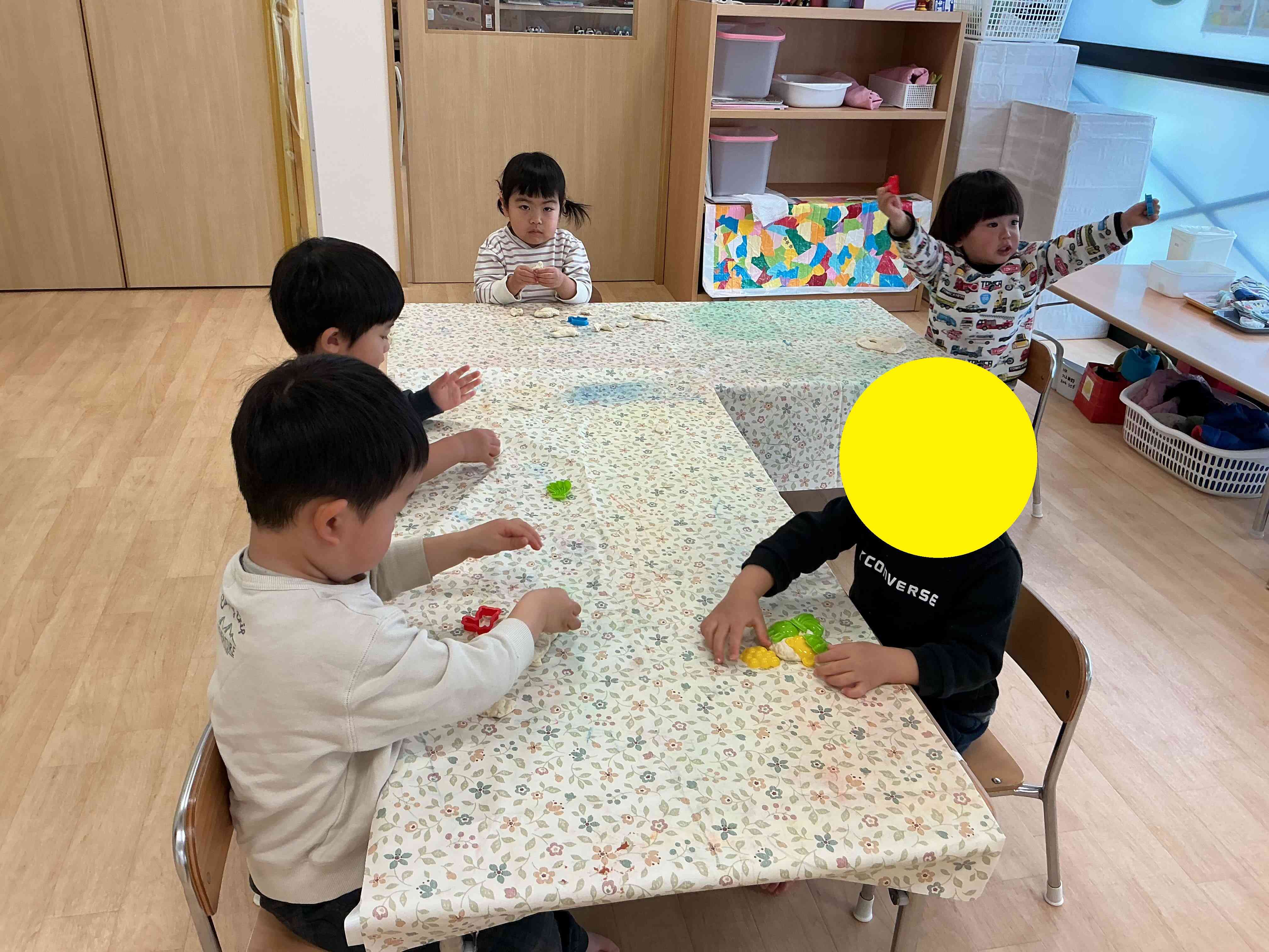 あひる・うさぎ組の粘土遊び