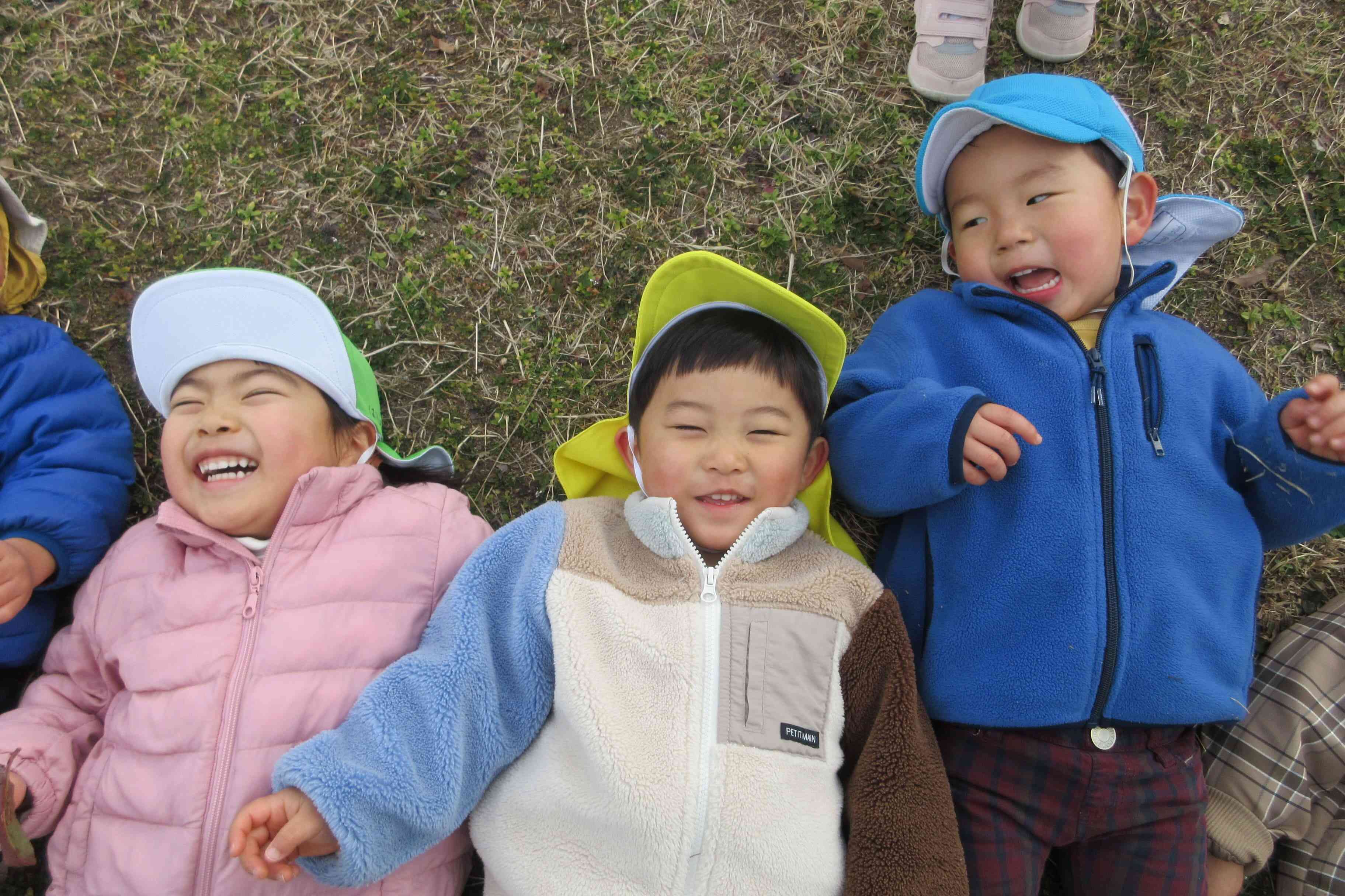 お外で体を動かしました