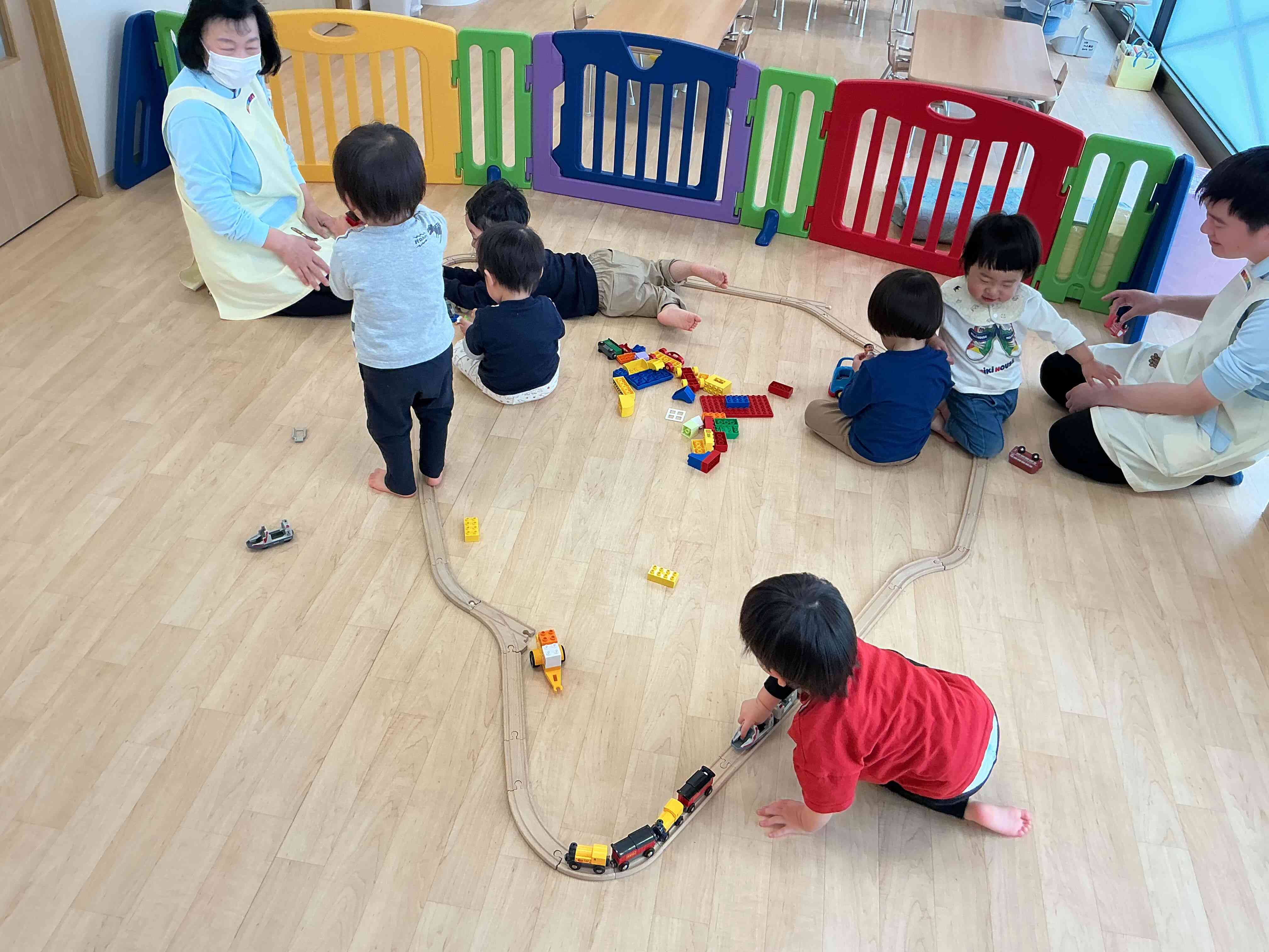 お友達と遊んでいる様子です。