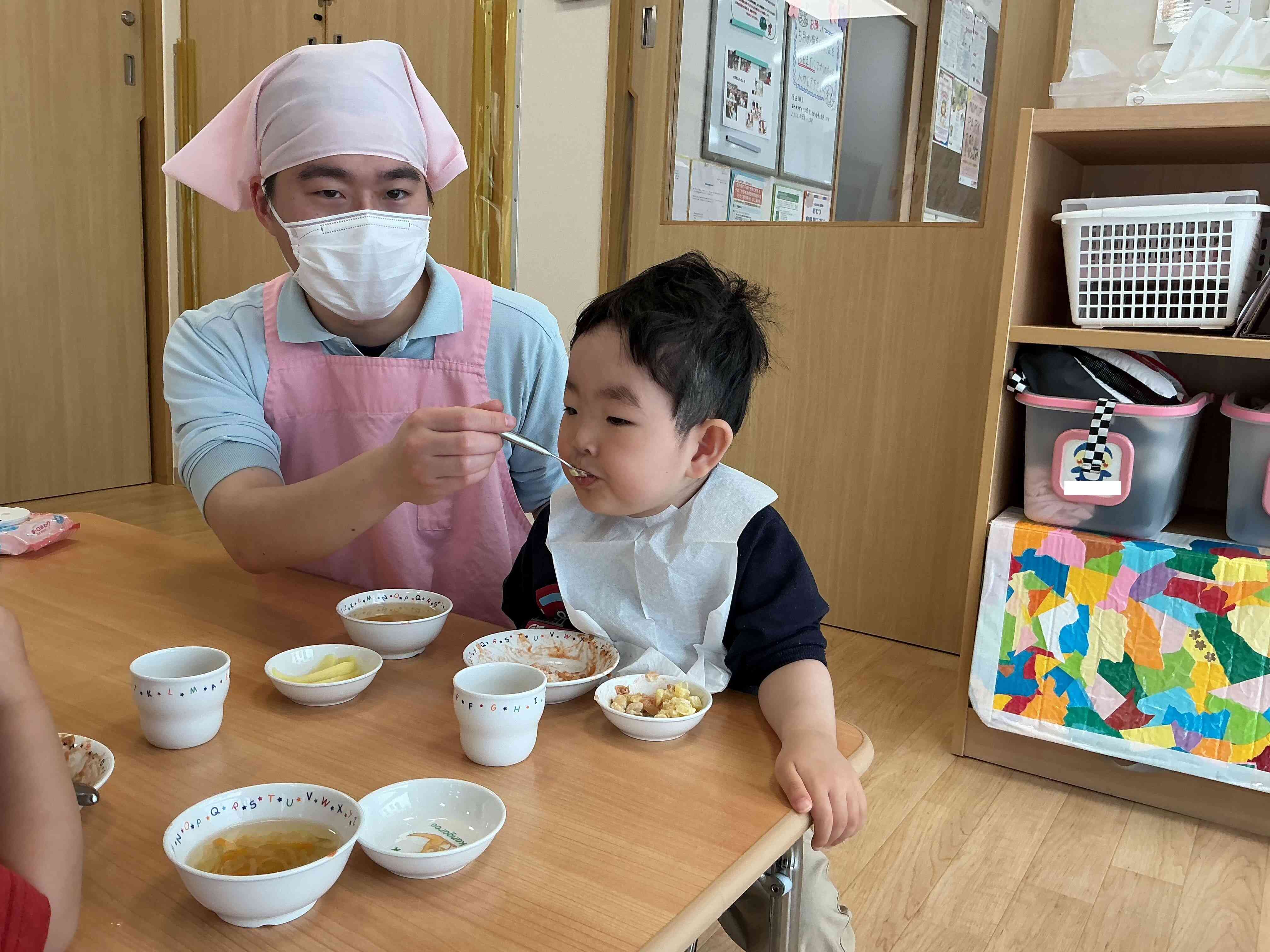 給食の様子です。