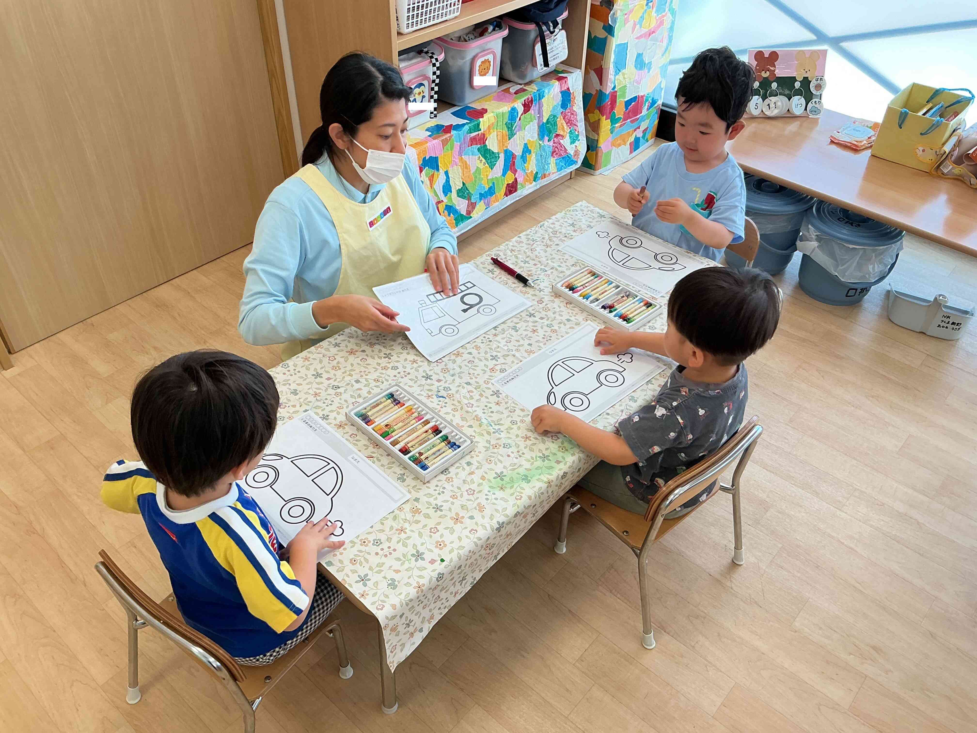 ぬりえ・お絵描きをして遊びました。