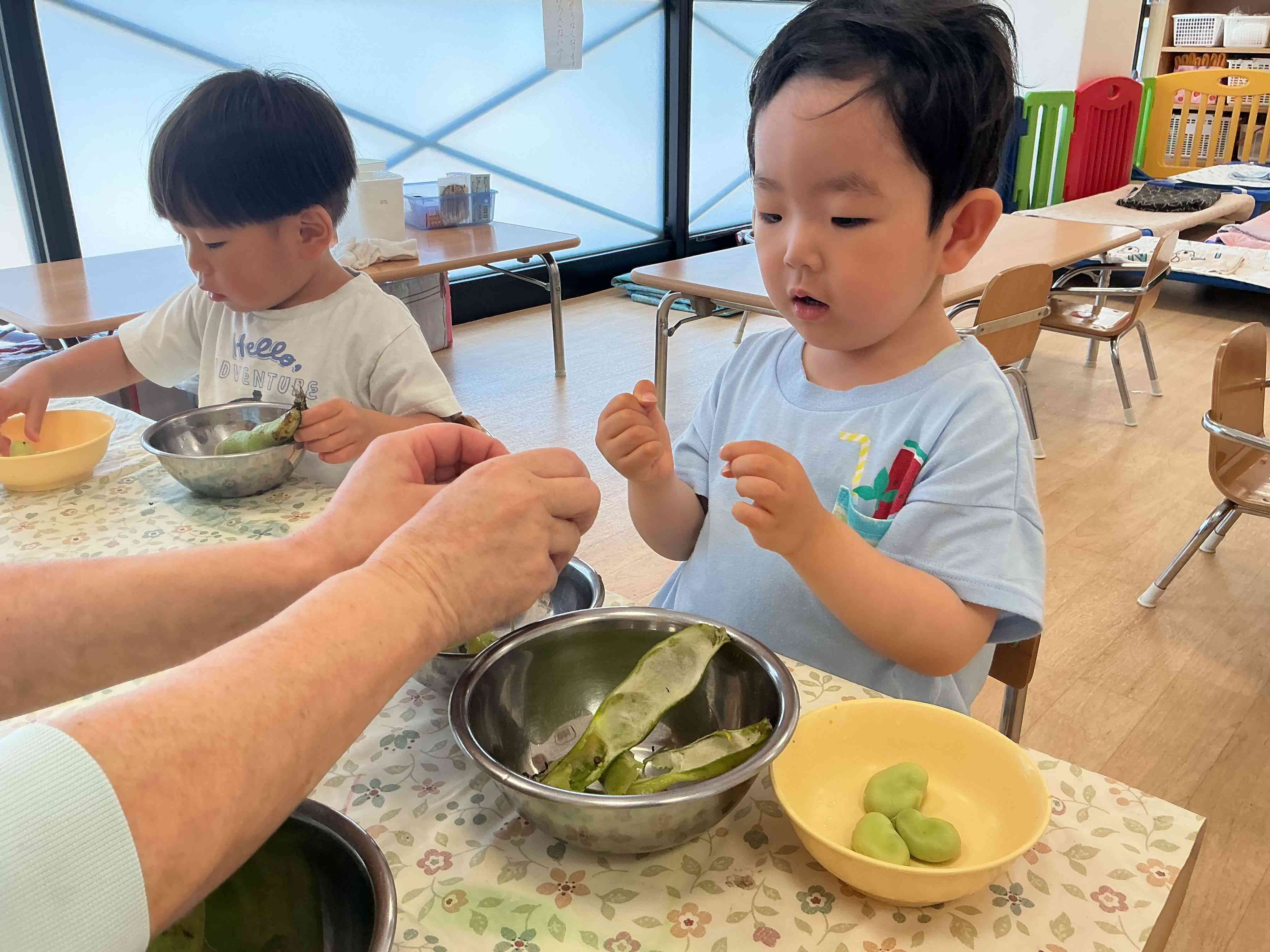そら豆の皮むきをしました