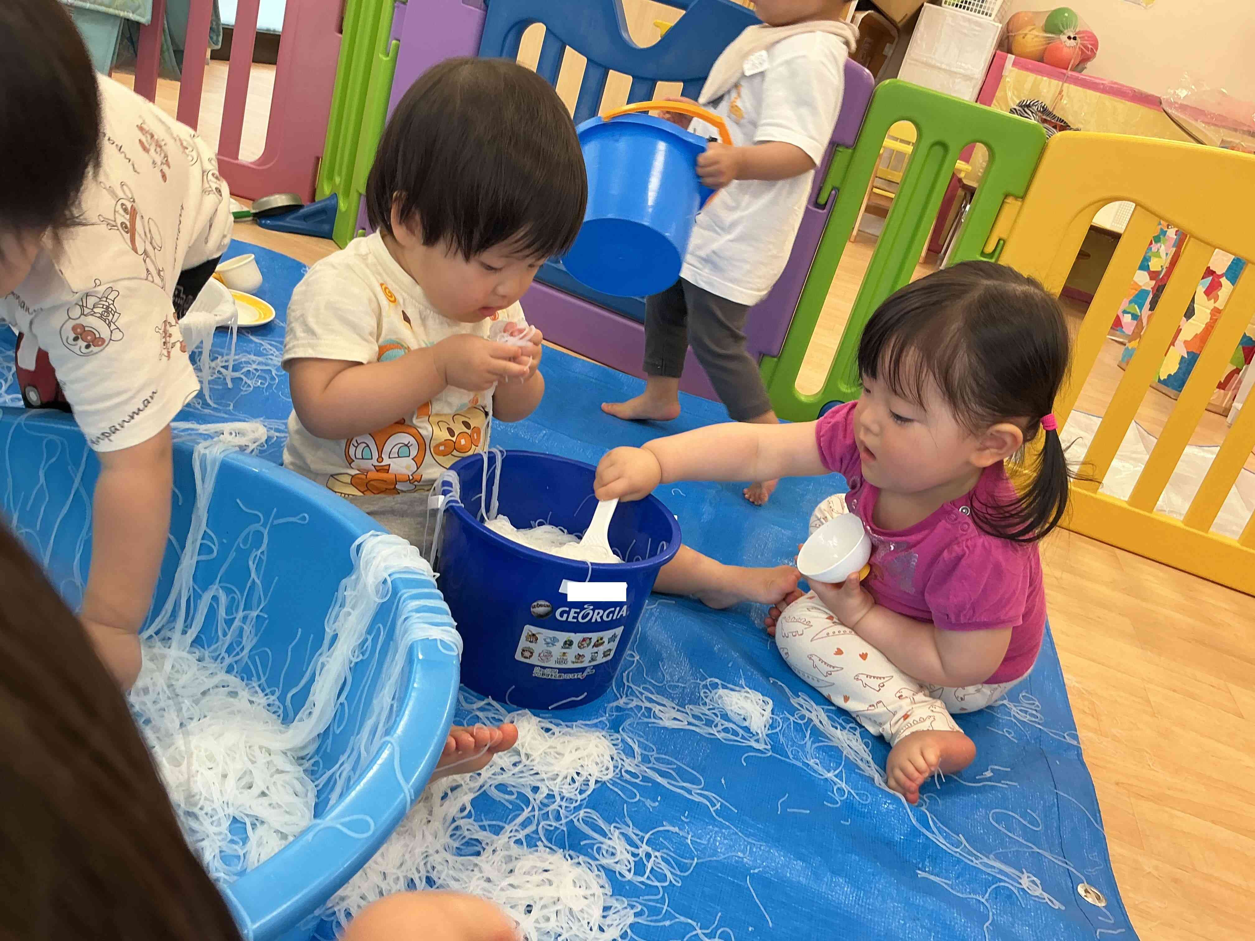 春雨遊びをしました。