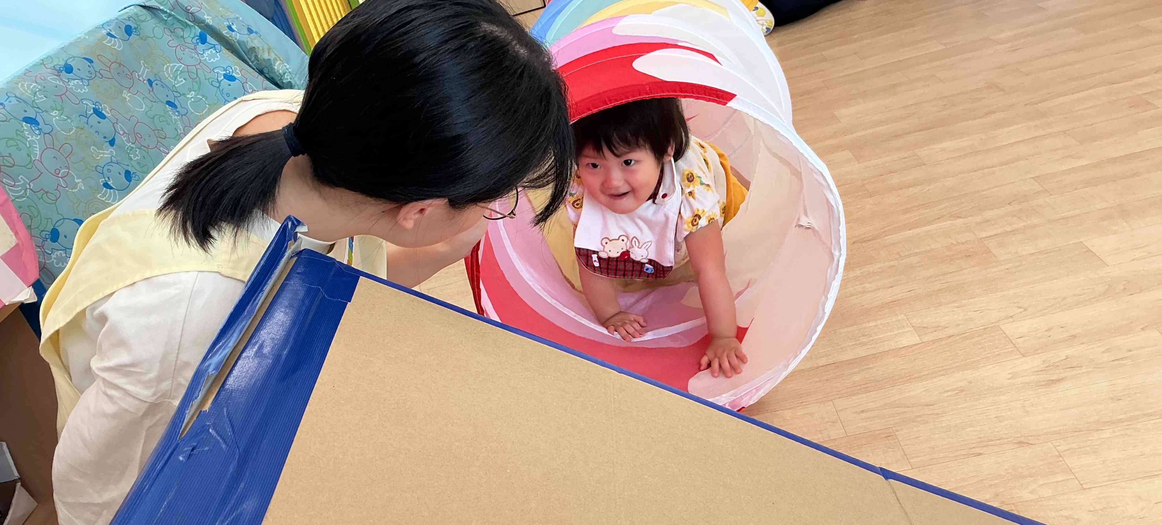 トンネル遊びの様子