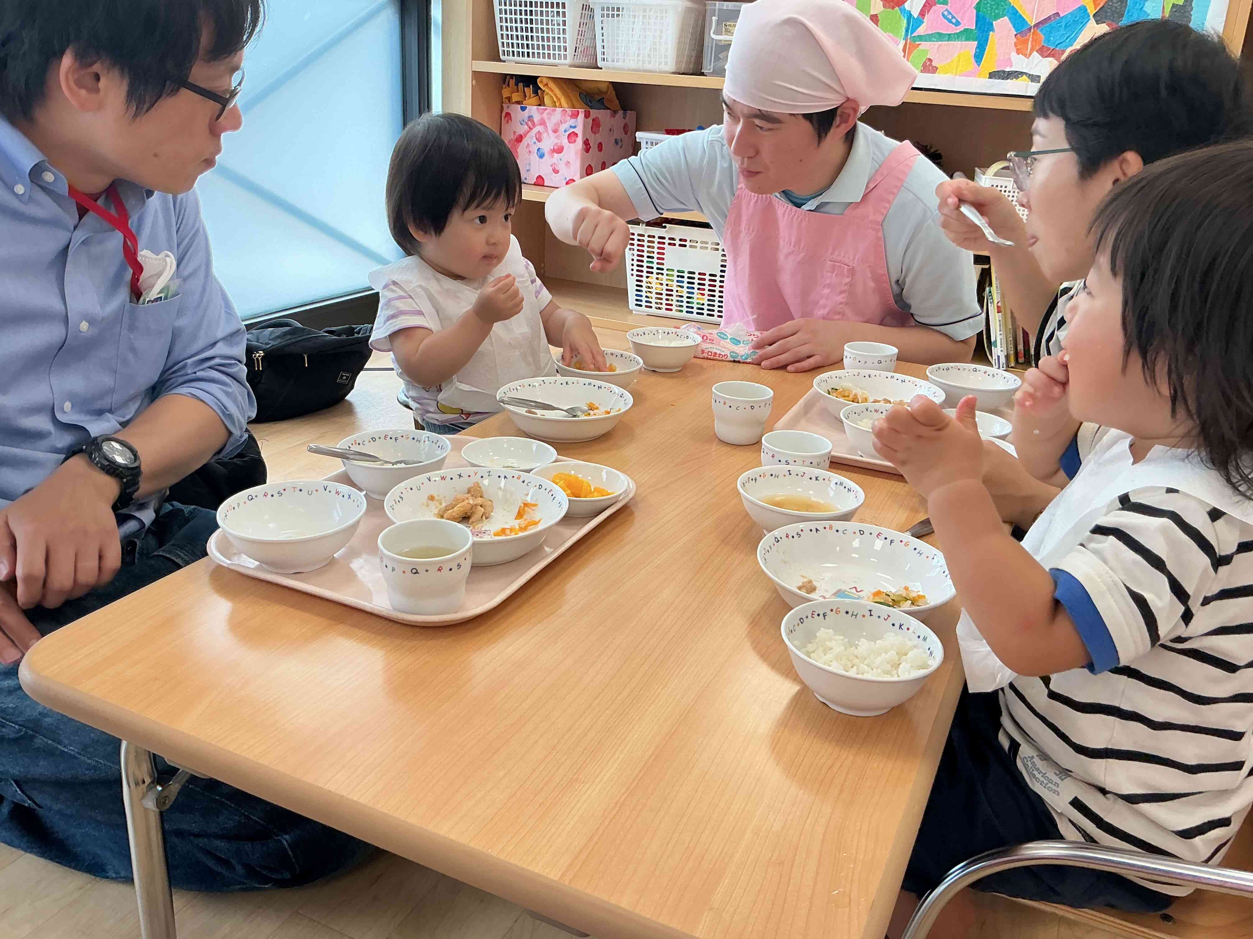 好きなものから手づかみで意欲的に食べてます。