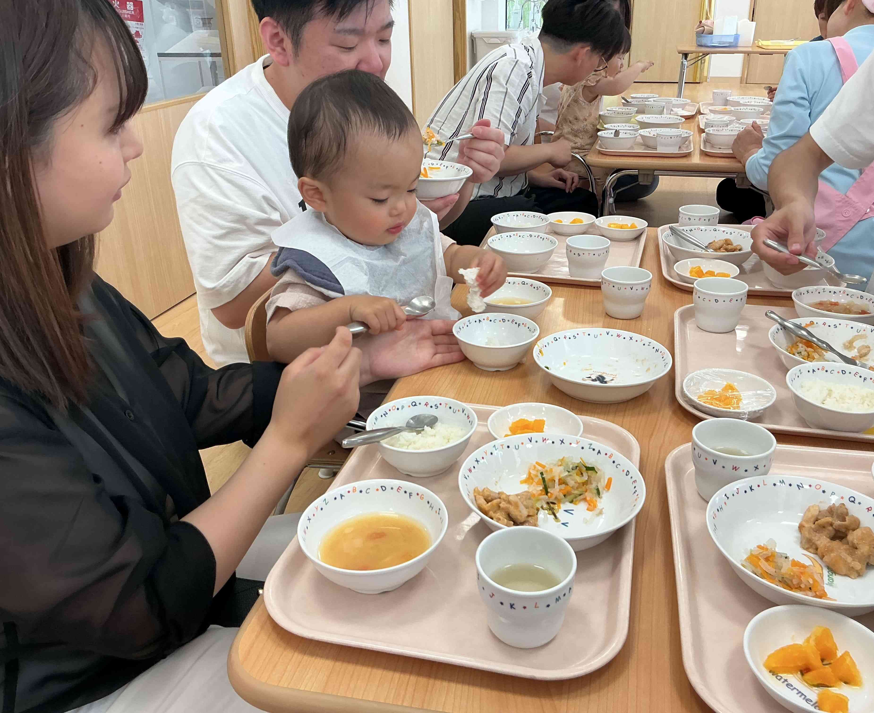 給食試食会の様子です。