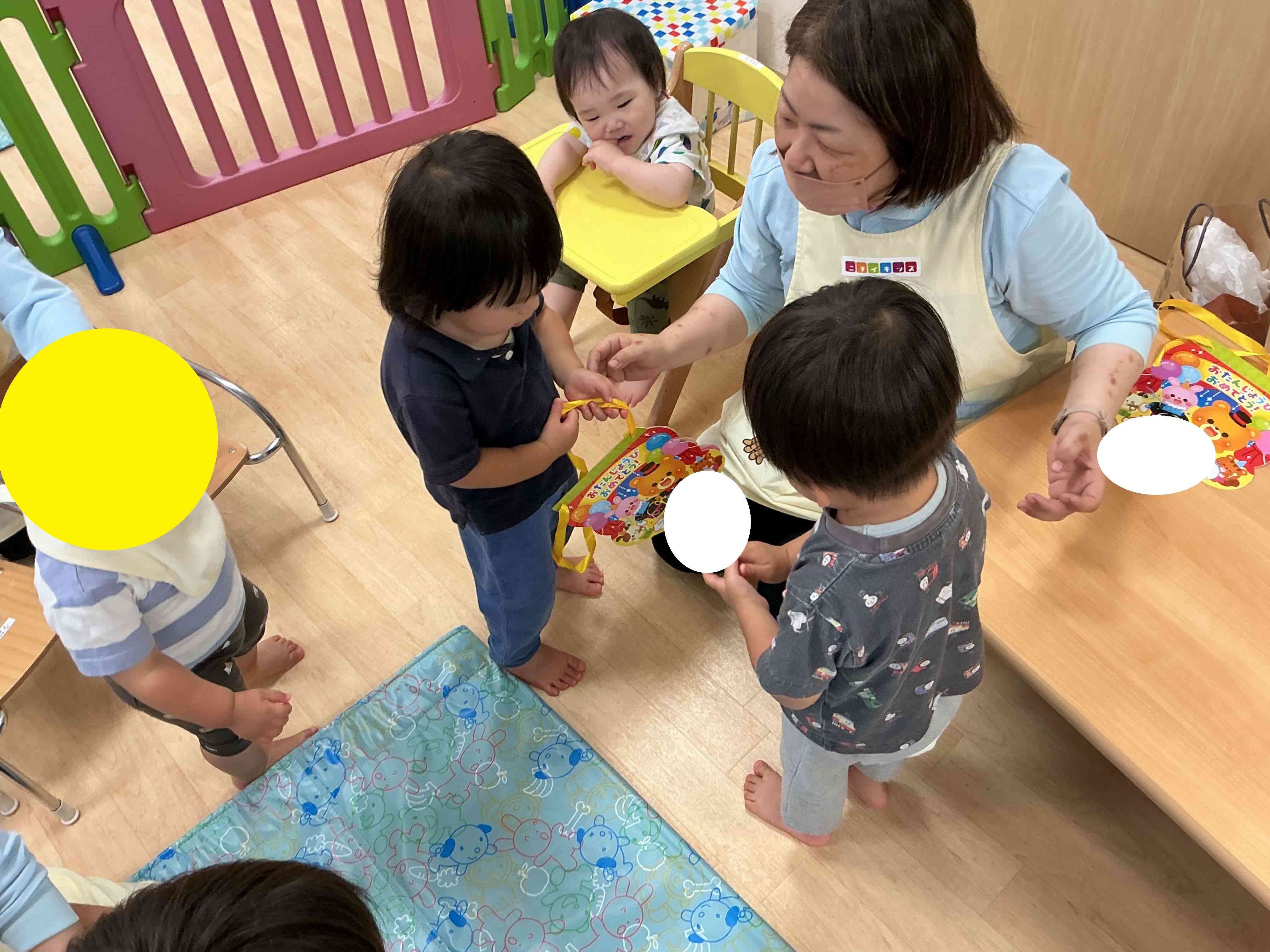 誕生日カードを渡している様子です。