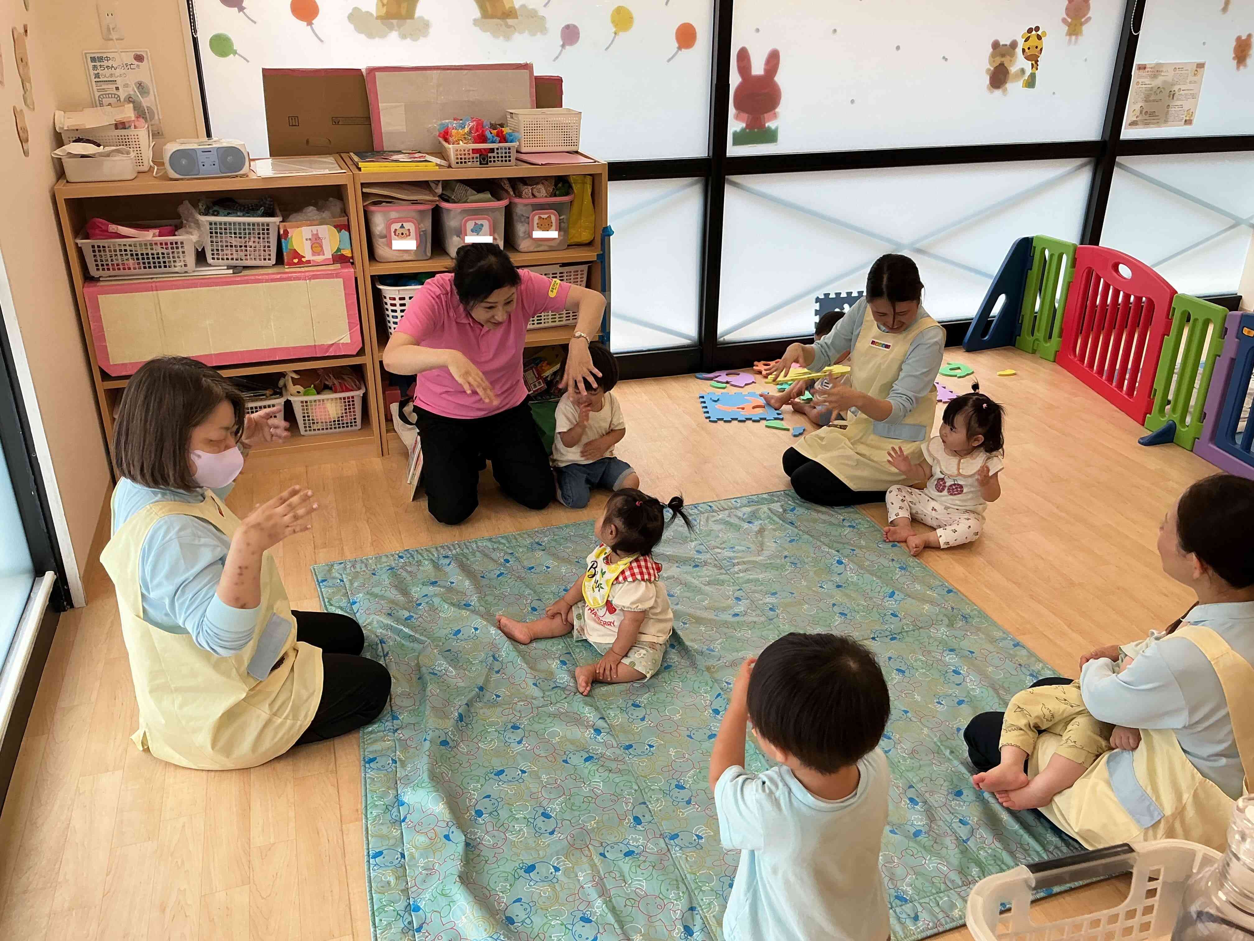 0・1歳児合同で英語レッスンをしました。